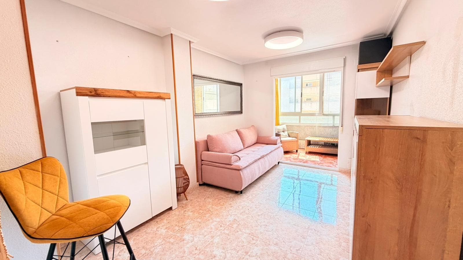 ¿Buscas un piso en Torrevieja para disfrutar del sol todo el año o hacer una buena inversión? Este apartamento en Nueva Torrevieja tiene todo lo que necesitas para vivir cerca del mar en una de las zonas con más demanda de la ciudad.  Vivienda luminosa y acogedora Ubicación tranquila y bien conectada Ideal como residencia habitual, vacaciones o inversión Cerca de supermercados, servicios y playas Excelente ambiente mediterráneo durante todo el año Imagina despertar con luz natural, disfrutar del clima de la Costa Blanca y tener todos los servicios a pocos minutos. Ubicado en Nueva Torrevieja, una zona muy valorada tanto por compradores nacionales como internacionales por su tranquilidad y cercanía al centro y las playas.  Perfecto para: Segunda residencia Inversión para alquiler Vivir todo el año Escapadas junto al mar Contacta ahora y agenda tu visita antes de que salga del mercado.