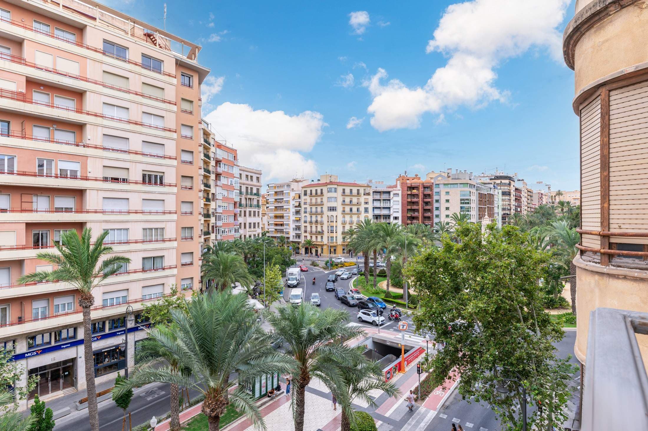 "Sueña, reforma y estrena, vive Luceros sin pena." ¿Y si tu próximo hogar no fuera uno más, sino un punto de inflexión? ¿Y si encontraras el lugar perfecto para empezar de nuevo, a tu manera? ¿Y si el centro de Alicante no fuera solo un sitio donde vivir, sino un estilo de vida que te pertenece? Hay viviendas que se compran con la cabeza. Mientras otras se eligen con el alma. Esta propiedad es una invitación a imaginar, a diseñar desde cero, a crear un hogar que hable de ti. No es solo un piso en pleno centro: es una oportunidad que rara vez aparece en el mercado. Porque encontrar algo así —con ubicación privilegiada, terraza propia y proyecto de transformación ya diseñado— no ocurre todos los días. Ubicada junto a la emblemática Plaza de Los Luceros, esta vivienda de 76 m² útiles (88,6 m² construidos) es un lienzo en blanco con alma urbana. En el programa de reforma cuenta con dos habitaciones dobles, otra sencilla y un baño y un aseo bien distribuidos junto con un balcón privado de 8,5 m² donde asomarse a la luz de Alicante, ver la Plaza de Los Luceros y el Mar Mediterráneo mientras disfrutas de un café desde tu propia casa. Hoy es un centro sanitario. Mañana, puede ser el salón donde te reencuentres con amigos, la cocina abierta que siempre soñaste o tu rincón favorito para leer al sol. Un proyecto ya aprobado lo convierte en vivienda moderna, funcional y adaptada al estilo de vida actual. Todo listo para que empiece la transformación. Solo falta tu visión. Y lo que no se puede cambiar, ya es perfecto: La ubicación. La luz. La vida que te rodea. Vivir aquí es estar conectado a todo: al tranvía, al comercio, a la cultura, a los paseos con aroma de mar. Todo, sin renunciar a la calma ni a la intimidad de tu propio espacio. No hablamos de una reforma. Hablamos de una revelación: de ver más allá de lo evidente y apostar por lo que aún no es, pero ya se puede sentir. Porque a veces, el mejor hogar no es el que encuentras… sino el que construyes donde sabes que quieres quedarte. ¿Tienes dudas? Llámanos, envíanos un whatsapp o un email y te responderemos cualquier detalle que necesites. Además, antes de visitarla te invitamos a explorar el Tour Virtual 360º, los planos, el vídeo y las más de 30 imágenes que acompañan este reportaje para tener una visión clara y completa de este exclusivo hogar. Te invitamos a un café y… ¿hablamos?