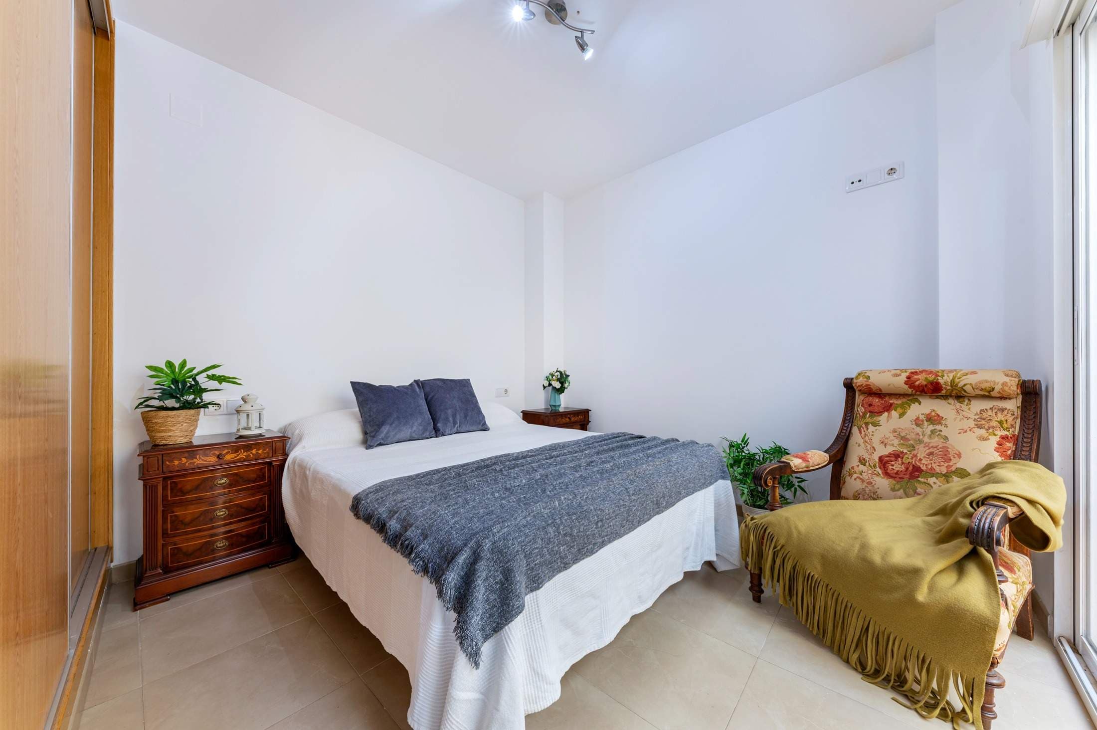 Bedrooms: 2, Bathrooms: 2, Apartment in Alicante, Alicante, Spain