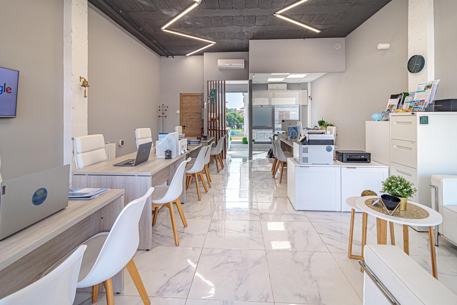 Office for sale with modern designer renovation, high-quality furniture, computers, printers, and the possibility to transfer or update the opening license. Suitable both for starting your own business or for investors who want to buy and rent it out for commercial activities, where rent is higher and ROI exceeds residential property. Renovation was completed 2 years ago using high-quality materials. The office was designed for running a personal business, real estate agency, and is for sale due to relocation to another region of Spain. Currently designed for 6 workstations, but more can be added. The 5-meter glass façade is equipped with an advertising system for real estate listings with interior lighting. Ceilings are 3.40 m high. The office has forced ventilation, two air conditioners, and a radiator for efficient winter heating, all controllable via Wi-Fi from your phone. All office systems are integrated into a smart home system, allowing control of lighting, climate, and even the water heater via smartphone. Includes alarm system and video surveillance camera. Interior designed with attention to detail: lighting, floor outlets, and workstation layout. High-quality furniture: desks, chairs, cabinets, and storage systems. Client area with leather sofa and armchair. Includes several computers and 3 printers. Entrance features automatic roller shutters with remote control. Windows face two directions, ensuring good natural light throughout the day. Office includes kitchen with fridge, coffee machine, drinking water filter, and water heater connected to smart system. Separate bathroom. Alarm, high-speed internet, and ventilation system included. Opening license can be updated for office use, allowing the new owner to start working immediately without additional approvals. Ideal office for a company seeking a modern, technological, and functional workspace in a convenient location. Built area: 52 m². Municipal parking available in front of the building.