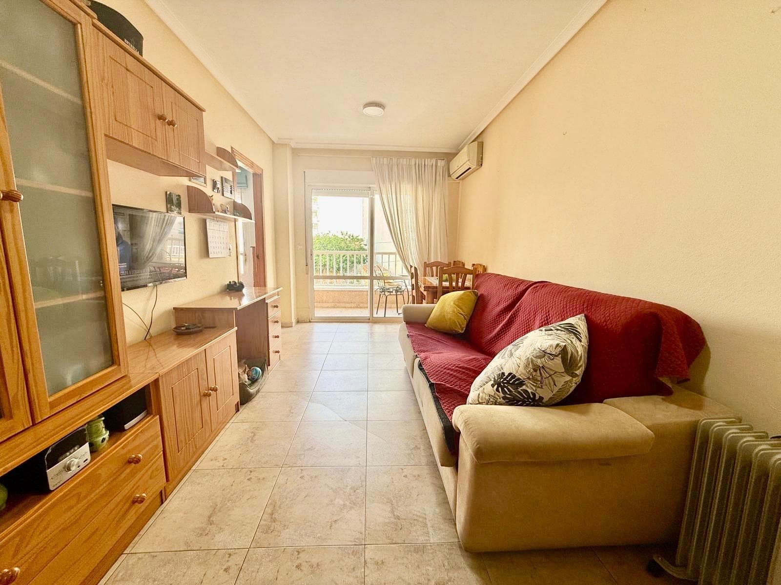 CHOLLO !!! OPORTUNIDAD !!!! Se vende este luminoso apartamento en 1º planta, en la zona del Parque de las Naciones en Torrevieja. La vivienda cuenta con 2 dormitorios, amplio baño, salón-comedor, cocina independiente y terraza con orientación ESTE, por lo que recibe el SOL la mañana. Así mismo, destaca por su ubicación, ya que está cerca de todos los servicios y ubicado a tan sólo 10 minutos CAMINANDO de la playa (650 METROS). No dejes pasar esta gran oportunidad, perfecta tanto para vivir como para inversión o como vivienda vacacional. Contáctanos y ven a visitarlo !!!