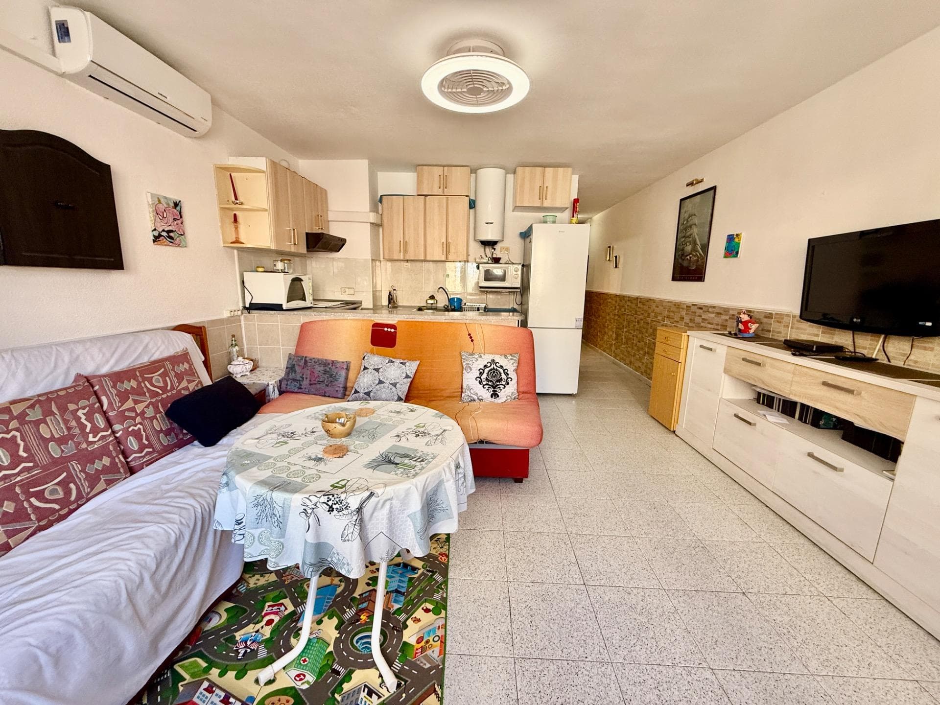Ubicado en una primera planta con ascensor, este práctico y luminoso apartamento ofrece una excelente oportunidad tanto para residencia habitual como para inversión. La vivienda cuenta con un acogedor salón con cocina integrada, un dormitorio doble, un baño completo y una terraza cerrada con ventanales, ideal como espacio adicional para relajarse o como comedor con luz natural. El edificio dispone de piscina comunitaria y presenta un acceso cuidado, con doble ascensor y portero automático. La finca está bien mantenida y se encuentra a pocos pasos del centro de Torrevieja, con todos los servicios a mano: supermercados, transporte público, comercios, restauración y zonas de ocio. Una propiedad funcional, con buena distribución y lista para disfrutar de la vida urbana junto al mar.