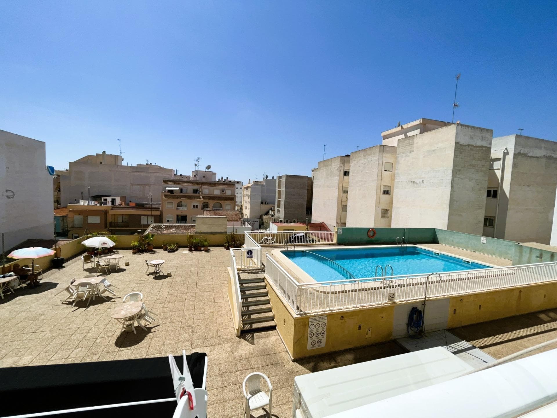 Welcome to this well-located studio apartment in Torrevieja, ideal for investors or as a holiday getaway. Situated on the fourth floor of a building with a lift and communal pool, this property enjoys excellent access to local amenities and is just a short walk from the beach. With a total area of 32 m², the apartment features a bright living space with air conditioning, a semi-separated sleeping area, a glazed terrace integrated into the living room, a fully equipped independent kitchen, and a complete bathroom with a shower.