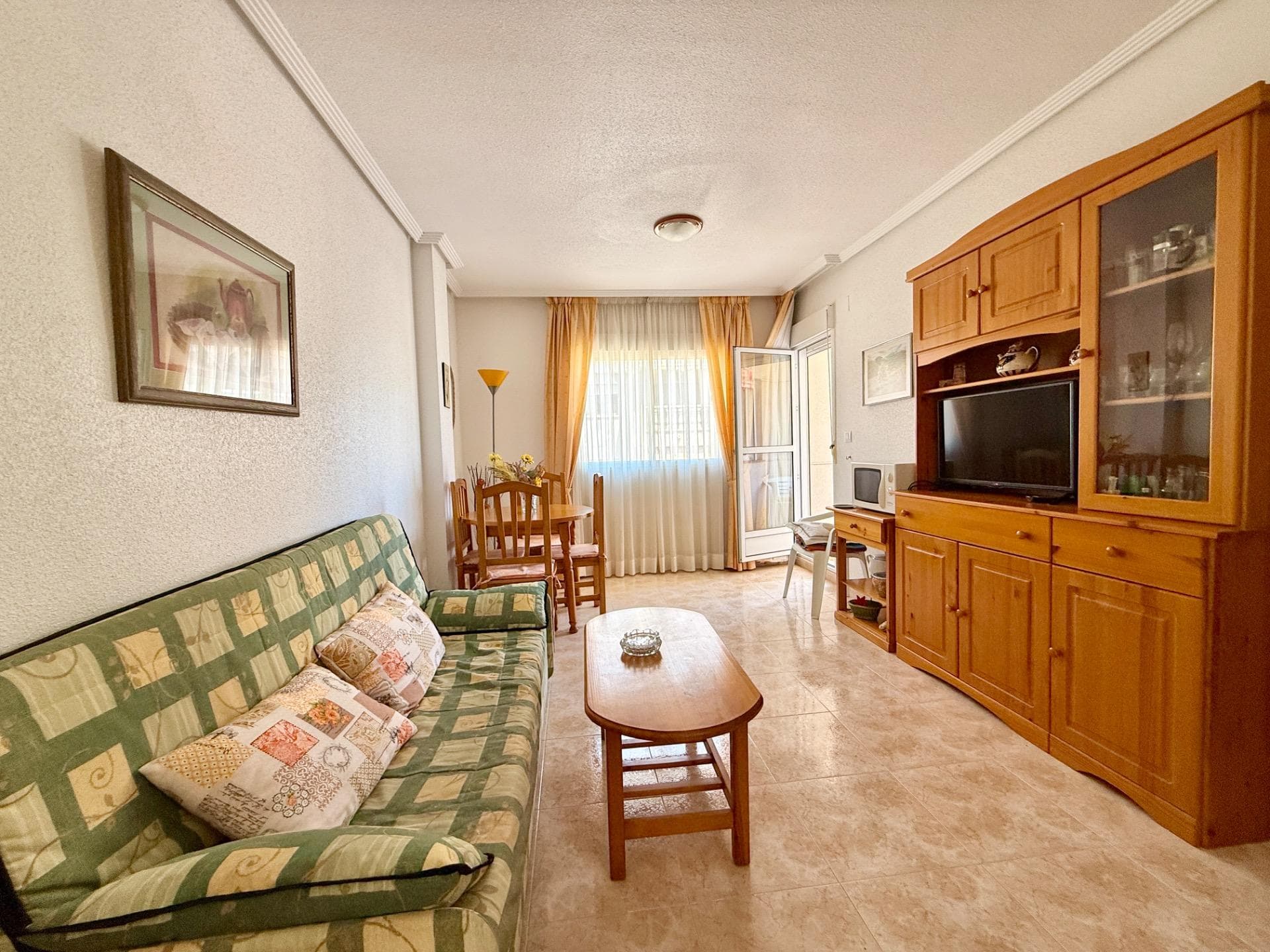 Just arrived! This beautiful 2-bedroom apartment is for sale, ready to move in, located in a residential complex with 24-hour security and a COMMUNITY POOL. The property is ready to move into, is being sold fully furnished, and features 2 bedrooms (one of them with built-in wardrobes), an open-plan kitchen, living-dining room, bathroom with ventilation and bathtub, laundry area, and a cozy terrace overlooking San Policarpo street. The property is very well located, close to all amenities, just a ten-minute walk from the promenade and a five-minute walk from the Town Hall square.