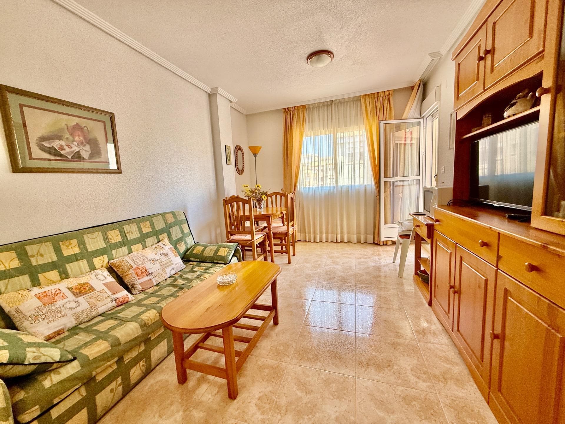 Just arrived! This beautiful 2-bedroom apartment is for sale, ready to move in, located in a residential complex with 24-hour security and a COMMUNITY POOL. The property is ready to move into, is being sold fully furnished, and features 2 bedrooms (one of them with built-in wardrobes), an open-plan kitchen, living-dining room, bathroom with ventilation and bathtub, laundry area, and a cozy terrace overlooking San Policarpo street. The property is very well located, close to all amenities, just a ten-minute walk from the promenade and a five-minute walk from the Town Hall square.