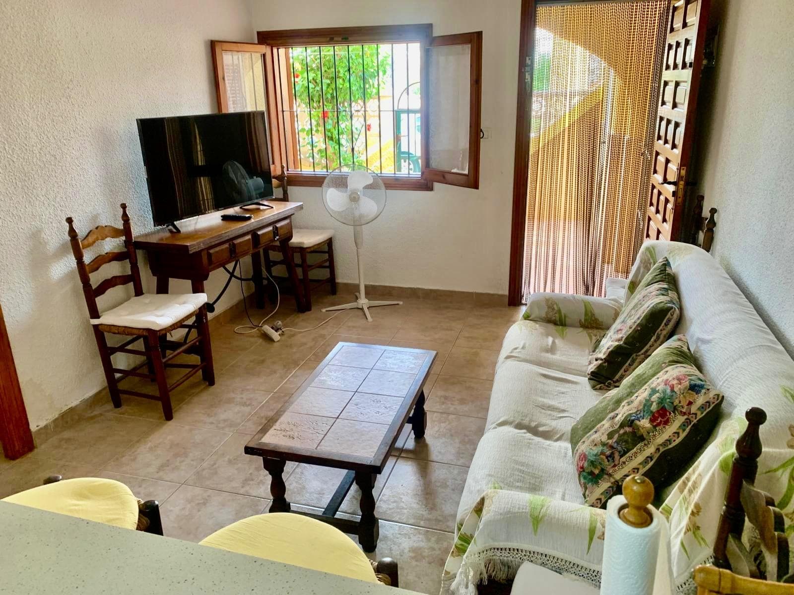 Ground-floor apartment for sale in Edificio México, Av. de los Europeos, La Mata (Torrevieja), just 250 meters from the sea. The property features one bedroom with a built-in wardrobe and exterior window, a full bathroom with shower, a bright living-dining room, and a fully equipped open-plan kitchen. The apartment is in good condition and ready to move in, offering a comfortable and functional atmosphere. The highlight of this property is its spacious private patio, perfect for outdoor dining, relaxing, or enjoying the Mediterranean climate, and it also includes a practical storage room for extra space. The apartment’s orientation ensures natural light and good ventilation. Excellent location near the beach, supermarkets, restaurants, and all essential services, making it perfect for both year-round living and holidays on the Costa Blanca.