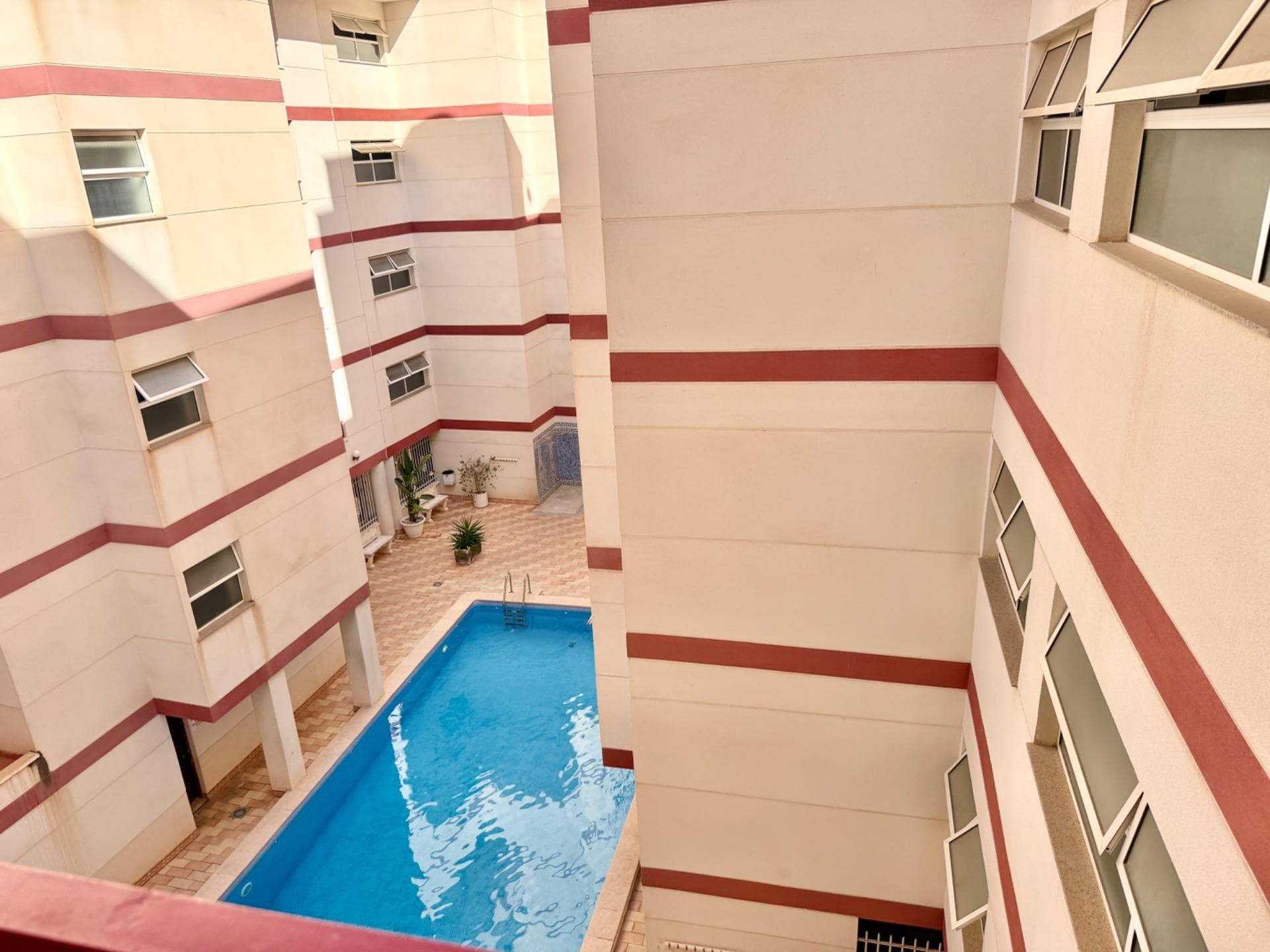 Excellent third-floor apartment with lift in the sought-after Europa 2 Building, one of the best residential areas in Torrevieja next to Parque de las Naciones. With a layout designed to maximize natural light, this property features a double bedroom, a full bathroom with bathtub, and a comfortable open-plan kitchen—perfect both for permanent living or as a holiday investment. The spacious, bright living-dining room opens directly onto a private terrace, ideal for outdoor breakfasts or relaxing with open views over the communal pool. The apartment is decorated in neutral tones and is sold fully furnished, ready to move in—making it an easy, turnkey option for rentals or relocation. The complex offers a communal pool, wide shared spaces, a lift, and a friendly, family-oriented atmosphere. It boasts a prime location surrounded by all the main amenities: supermarkets, bars, public transport, pharmacies, schools, and just minutes from Torrevieja’s beaches. Ideal for those searching for apartments for sale in Torrevieja, homes ready to move into close to the beach, a second residence, or a profitable investment in the Costa Blanca.