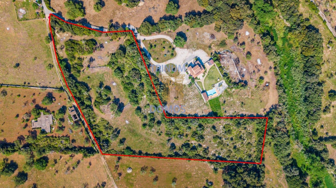 La finca está situada en un acceso desde la carretera de Capdepera a Artà, a través de un camino, y a solo 5 minutos del encantador pueblo de Capdepera. Este pintoresco pueblo es conocido por su mercado semanal y ofrece una gran variedad de restaurantes, tiendas y un impresionante castillo medieval.. . El terreno es urbanizable y se puede construir una amplia casa (de hasta 266 m2, --- tiene un proyecto --- mas 355 m2 de terrazas, piscina etc) , tiene una majestuosa vegetación milenaria: Encinas, olivos, matas, higueras, garballons, pinos, etc. Además muy cerca en la otra parte de la carretera se encuentra para los amantes de este deporte el "Club de Golf Roca Viva". La propiedad tiene luz eléctrica y abundante agua (pozo). . . ¡¡¡ Nosotros también somos constructores, si necesitas más información no dudes en contactar con nosotros !!! . . En el precio no están incluidos los impuestos correspondientes de la compra, ni los gastos de notaría y registro de la propiedad.. . ¡Esta es una oportunidad única para construir la casa de tus sueños en un entorno natural y privilegiado!