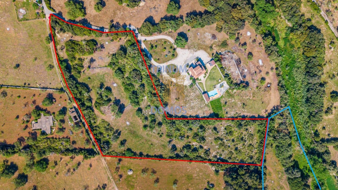 La finca está situada en un acceso desde la carretera de Capdepera a Artà, a través de un camino, y a solo 5 minutos del encantador pueblo de Capdepera. Este pintoresco pueblo es conocido por su mercado semanal y ofrece una gran variedad de restaurantes, tiendas y un impresionante castillo medieval.. . El terreno es urbanizable y se puede construir una amplia casa (de hasta 266 m2, --- tiene un proyecto --- mas 355 m2 de terrazas, piscina etc) , tiene una majestuosa vegetación milenaria: Encinas, olivos, matas, higueras, garballons, pinos, etc. Además muy cerca en la otra parte de la carretera se encuentra para los amantes de este deporte el "Club de Golf Roca Viva". La propiedad tiene luz eléctrica y abundante agua (pozo). . . ¡¡¡ Nosotros también somos constructores, si necesitas más información no dudes en contactar con nosotros !!! . . En el precio no están incluidos los impuestos correspondientes de la compra, ni los gastos de notaría y registro de la propiedad.. . ¡Esta es una oportunidad única para construir la casa de tus sueños en un entorno natural y privilegiado!