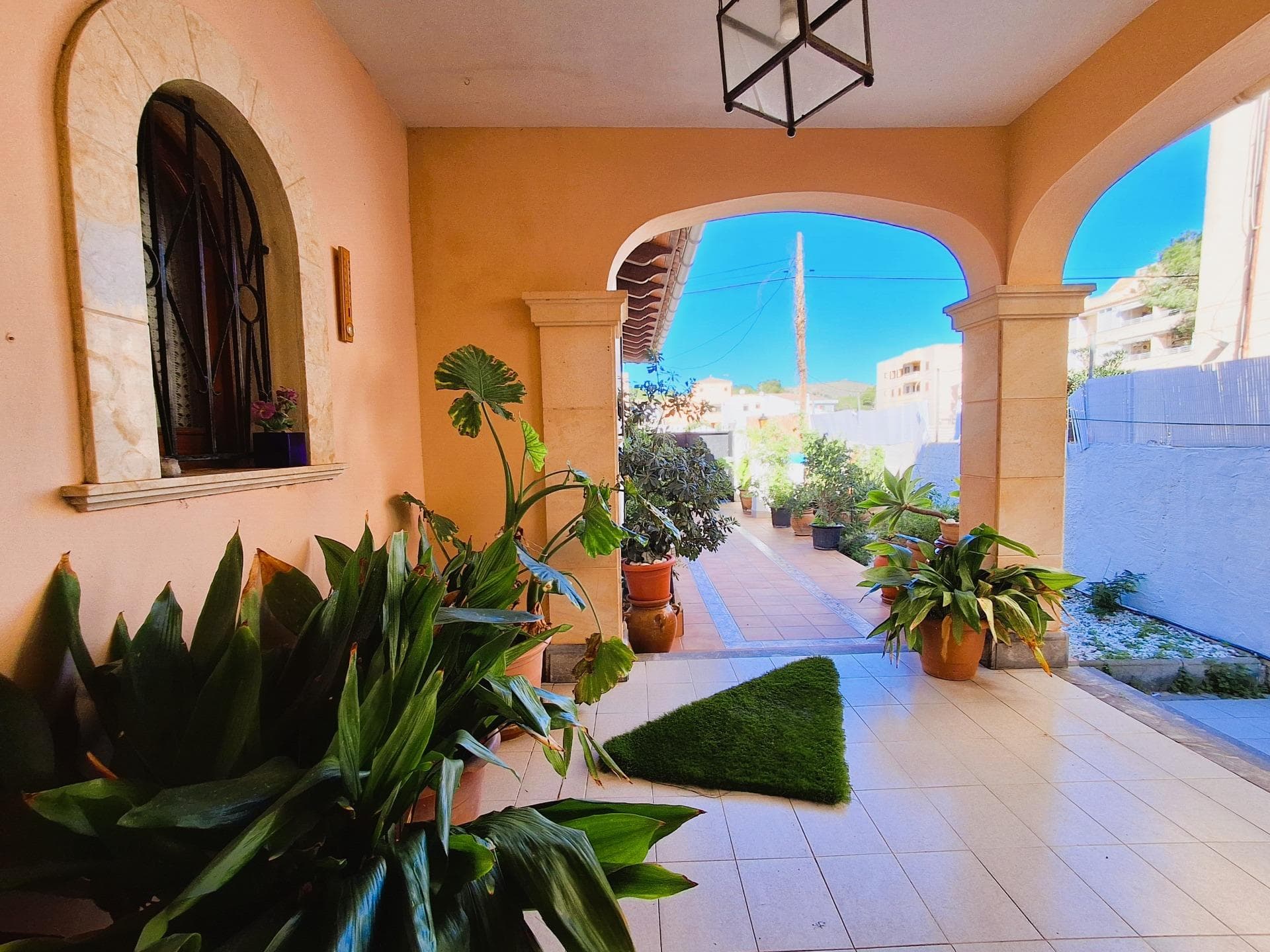 Déjate cautivar por esta fabulosa propiedad en Cala Ratjada. Cala Ratjada es un encantador pueblo costero situado en el noreste de Mallorca, conocido por su belleza natural y vibrante ambiente mediterráneo. Ofrece playas espectaculares de aguas cristalinas como Cala Agulla y Son Moll. Su paseo marítimo, lleno de bares, restaurantes y tiendas, crea una atmósfera animada.. La propiedad es un chalet de grandes dimensiones que combina comodidad, elegancia y una ubicación privilegiada. Su impresionante terraza con piscina, perfecta para disfrutar de los días soleados, se convierte en un solárium natural donde podrás relajarte y desconectar del mundo.. En la planta baja se encuentra la casa principal, diseñada para maximizar el confort y la funcionalidad. Al entrar, un amplio recibidor da la bienvenida a los espacios llenos de luz. La cocina independiente, completamente equipada con muebles de madera y electrodomésticos, destaca por su amplitud y luminosidad, con acceso directo a un salón acogedor y a un fabuloso salón comedor con chimenea, que añade un toque elegante y cálido a la propiedad. En esta planta también alberga una lavandería de grandes dimensiones con armarios para facilitar el almacenamiento, dos baños completos y dos habitaciones dobles muy espaciosas. Una de ellas, con vestidor y baño en suite de mármol, y ambas con acceso directo a la piscina, crean un entorno ideal para disfrutar de la comodidad en su máxima expresión.. En esta misma planta se encuentra un apartamento independiente que cuenta con tres habitaciones dobles, un baño completo y un salón-comedor con cocina integrada, diseñado para ofrecer un espacio acogedor y funcional. Cada rincón ha sido pensado para aprovechar la calefacción a gasoil y los acabados de alta calidad en madera y cristal fino, con armarios empotrados y baños amplios con bañera. Un porche encantador, con vistas al jardín y a la piscina, añade un toque especial para disfrutar durante todo el año.. La primera planta, completamente independiente gracias a una escalera exterior, ofrece una distribución ideal para recibir invitados o para generar ingresos adicionales. Aquí encontrarás dos habitaciones amplias, un baño completo, un salón-comedor con cocina integrada y dos grandes terrazas que permiten disfrutar del aire libre y las vistas despejadas.. Lo más atractivo de esta propiedad es su potencial de rentabilidad como inversión y tiene división horizontal. Además, su ubicación es inmejorable: en una zona tranquila pero cerca de todos los servicios esenciales, como colegios, supermercados, hoteles, bares, biblioteca, playas y transporte público, incluyendo paradas de autobuses y taxis.. No dejes pasar esta oportunidad única de vivir en un entorno privilegiado con todas las comodidades y el lujo que mereces. Este chalet en Cala Ratjada es mucho más que una casa, es una experiencia de vida que no querrás perderte.. Importante: Los impuestos de compra, gastos de notaría y registro de la propiedad no están incluidos en el precio. Además, como constructores, te ofrecemos asesoramiento integral para cualquier reforma o personalización que desees realizar.