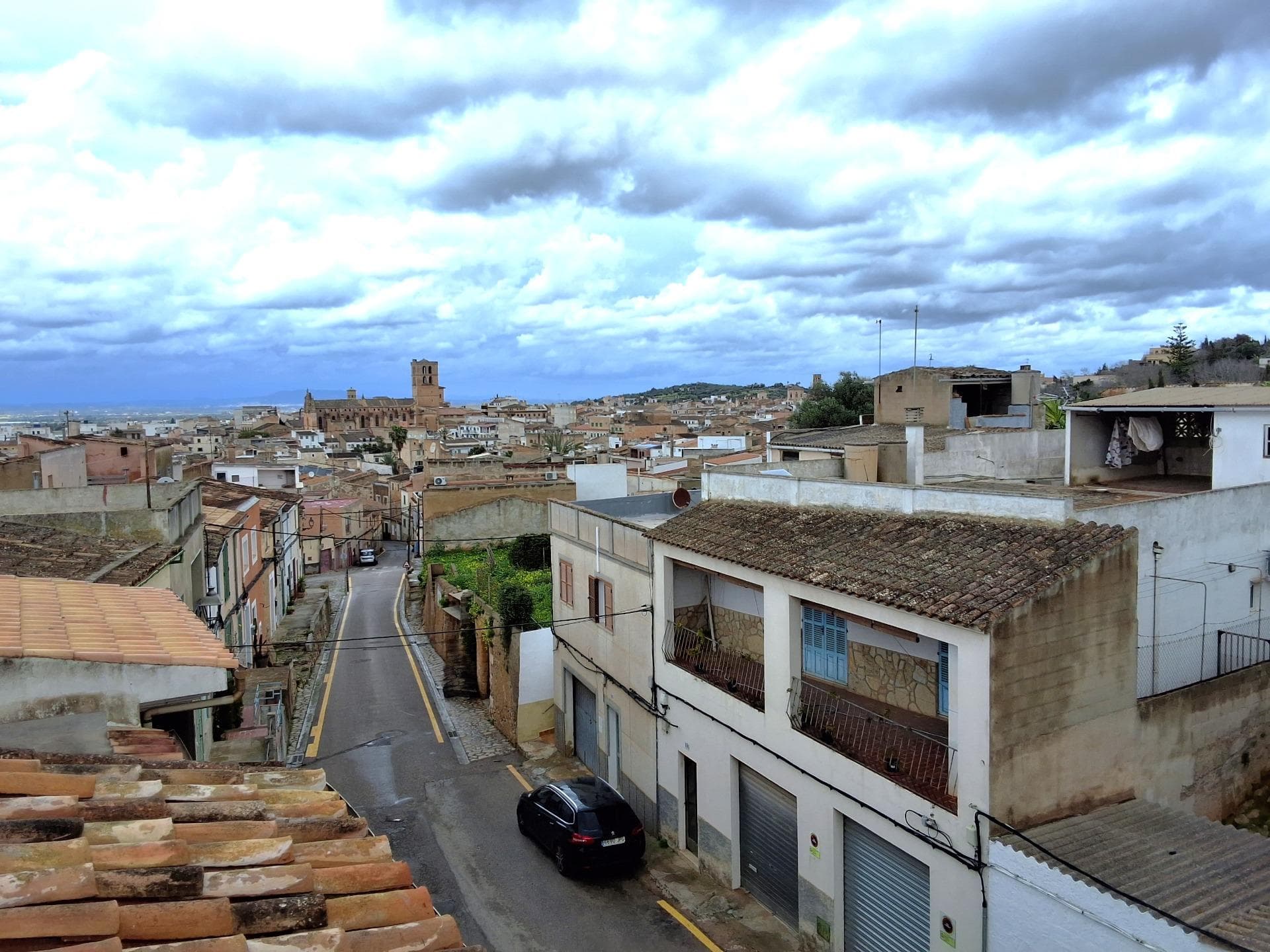 En una tranquila zona de Felanitx, esta casa pareada ofrece una oportunidad única tanto para quienes buscan un hogar con carácter; como para inversores, que desean obtener rentabilidad.. Se encuentra distribuida en planta baja, primera planta y terraza. . La vivienda ofrece amplios espacios llenos de posibilidades. En la planta baja, el salón recibe abundante luz natural y da paso a una habitación doble con ventana al exterior. También encontramos un baño completo y una estancia sin terminar que estaba destinada a ser otro baño, lo que brinda la opción de completarlo y aumentar la comodidad de la casa. Desde aquí, se accede a un patio que conecta con dos habitaciones de gran tamaño actualmente utilizadas como almacenes; pero que pueden convertirse en dormitorios, estudios o incluso en una pequeña vivienda independiente.. Uno de los grandes atractivos de esta casa es su espectacular cocina-comedor, un espacio perfecto para reuniones familiares y momentos especiales. Equipada con una chimenea y muebles de almacenamiento. Esta estancia no solo destaca por su amplitud, sino también por su calidez y funcionalidad.. En la planta superior de la casa encontraremos dos habitaciones dobles de gran tamaño, que ofrecen confort y luminosidad. Ambas con armarios empotrados y ventanas al exterior. Una de ellas cuenta con aire acondicionado. En el pasillo, un armario extra que proporciona espacio para el almacenamiento. Además, en esta planta hay una estancia que actualmente se utiliza como terraza; pero que puede transformarse en una tercera habitación con baño en suite, ampliando así el potencial de la vivienda.. La propiedad también dispone de una terraza adicional que, con una adecuada reforma puede convertirse en un espectacular mirador con vistas panorámicas al pueblo.. . Importante: En el precio, no están incluidos los impuestos correspondientes de la compra, ni los gastos de notario y registro de la propiedad.. Somos una empresa constructora! Para cualquier consulta o aclaración, no dude en contactarnos.