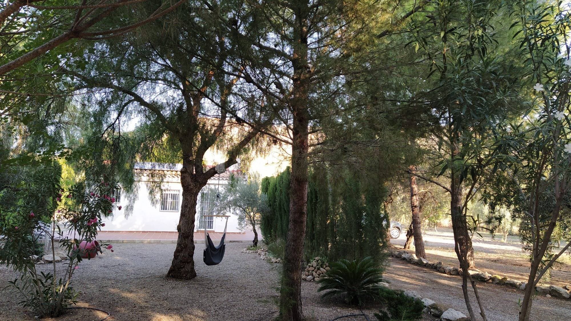 No pierdas la oportunidad de comprar esta finca totalmente vallada en La Horca, Hellín, perteneciente a Albacete. Con una superficie de 5300 metros cuadrados y una confortable vivienda con dos dormitorios, una cocina independiente, un baño y un salón comedor con chimenea de leña.Tiene agua de riego con goteo de pozo y el río Mundo está a 3 km. Además agua potable, instalación solar y dispone de fosa séptica. Arbolado acogedor.... olivos, pinos, higueras y cipreses en su fachada principal. Muy bien comunicada, la carretera de servicio pegada a la fachada, la carretera comarcal a 1km y la autovía a 3km. Si es que lo tiene todo!! Es un paraíso terrenal, se puede ver en las fotos. El disfrute de una familia en contacto directo con la naturaleza y con todas las necesidades cubiertas... No lo piense más!! Ven a ver lo que puede ser tu espacio de confort y relax. Si tienes problemas para tu hipoteca, tenemos incluido un asesoramiento financiero hipotecario gratuito, para que puedas tener el mejor tipo de hipoteca con las menores vinculaciones. El precio no incluye los honorarios de agencia inmobiliaria, Impuesto de Transmisión Patrimonial (ITP) y otros gastos de compraventa (Notaría, Gestoría y Registro). Por mandato expreso del propietario, se ruega no molestarlo porque ha confiado en nosotros para cualquier gestión. Gracias por su comprensión. No dudes en llamar y solicitar información o visitar lo que podría ser tu mejor inversión. Si es usted agente inmobiliario profesional, estaremos encantados de colaborar en la venta.