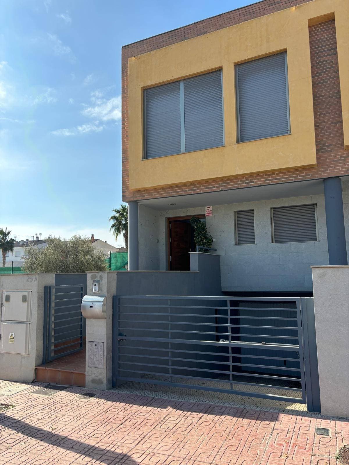 Se vende esta vivienda tipo dúplex en Ceutí, urbanización La Tejera. Tiene 3 niveles: El semisótano: destinado a garaje y lavadero. Capacidad 3 coches. Planta baja: se accede a través de un porche, se desarrolla el cuerpo principal de la vivienda, salón comedor, aseo y cocina acristalada evitando olores en el resto de los espacios y dejando pasar luz y transparencia, terraza y un jardín privado al fondo con salida a espacios comunes Planta Primera: tres habitaciones (una doble con baño suite y vestidor, y dos sencillas pero con buen espacio. Las diferentes plantas se comunican por una escalera interior. En las zonas comunes podrás disfrutar de parques infantiles y piscina comunitaria. Se vende con los muebles que tiene, muy poca cosa que llevar para entrar a vivir en este confortable dúplex ubicado en una zona de crecimiento de Ceutí, con urbanizaciones tranquilas rodeadas de parques y servicios. Si tienes problemas con tu hipoteca, podemos ayudarte a conseguirla, con las mejores condiciones y menores vinculaciones posibles, que no hagan de esos pagos un agobio asfixiante. Si quieres visitarlo, estaremos encantados de mostrarte lo que puede ser tu hogar y de acompañarte en todo el proceso de compraventa. Si eres agente inmobiliario y tienes un cliente interesado, sería una satisfacción colaborar y poder complacer a nuestros clientes. Los gastos adicionales no están incluidos en el precio de publicación, pero te los podemos desglosar para que desde el inicio sepas con transparencia los costes de trámites y gestiones.