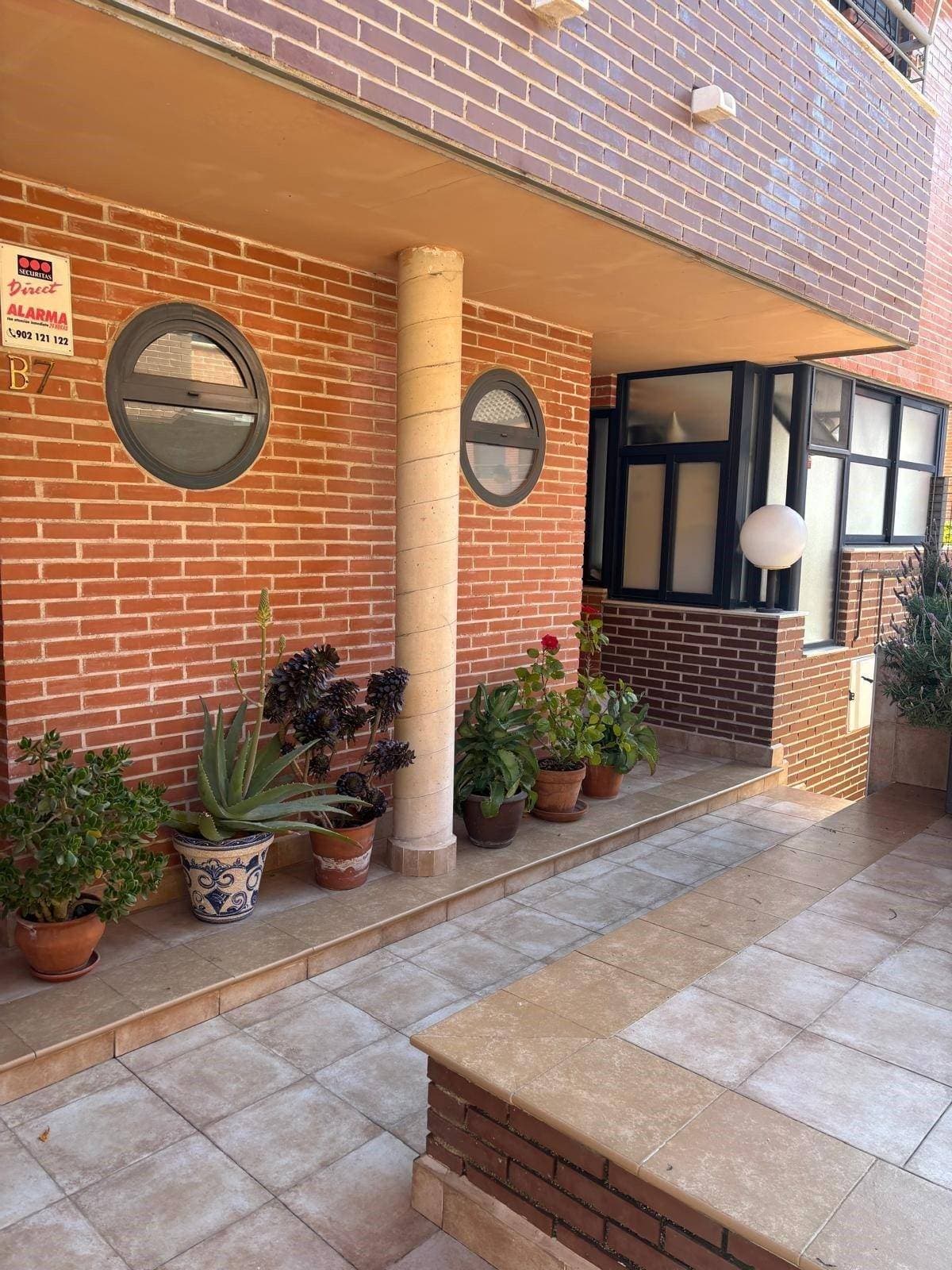 Se vende este triplex en Churra, una zona altamente demandada, muy bien comunicado y rodeado de todos los servicios. Está ubicado en un complejo de bloques adosados con espacios comunes y piscina comunitaria. Se compone de la Planta Semi-Sótano donde caben 2 coches o más, en estos momentos han delimitado un salón para juegos compartiendo ambas funciones en este espacio. En Planta Baja está la cocina que comunica con la galería, hay un aseo, comedor y salón con un desnivel que se integra con el patio que está al fondo delimitando los espacios comunes.  En Planta Primera se ubican 3 habitaciones simples y la principal con baño suite y balcón, además un baño para el resto de habitaciones. En la tercera Planta o buhardilla hay una gran habitación con un baño y acceso a una terraza con barbacoa, con vistas a la piscina y demás espacios comunes. Toda la vivienda es exterior, se ubica en esquina por lo que permite varias orientaciones y está en perfecto estado de conservación. Tiene placas solares, aire acondicionado y calefacción centralizada, armarios empotrados, suelo de tarima, carpintería exterior aluminio/climalit, la interior de madera, puerta de acceso blindada, alarma y videoportero. Tiene todo: ubicación, distribución, calidades, qué más puedes pedir?... Tendrás el confort y los espacios que siempre has deseado para disfrutar de tu vivienda. Ponte en contacto con nosotros y ven a visitarla!! Gastos adicionales de compraventa y honorarios inmobiliarios no incluidos