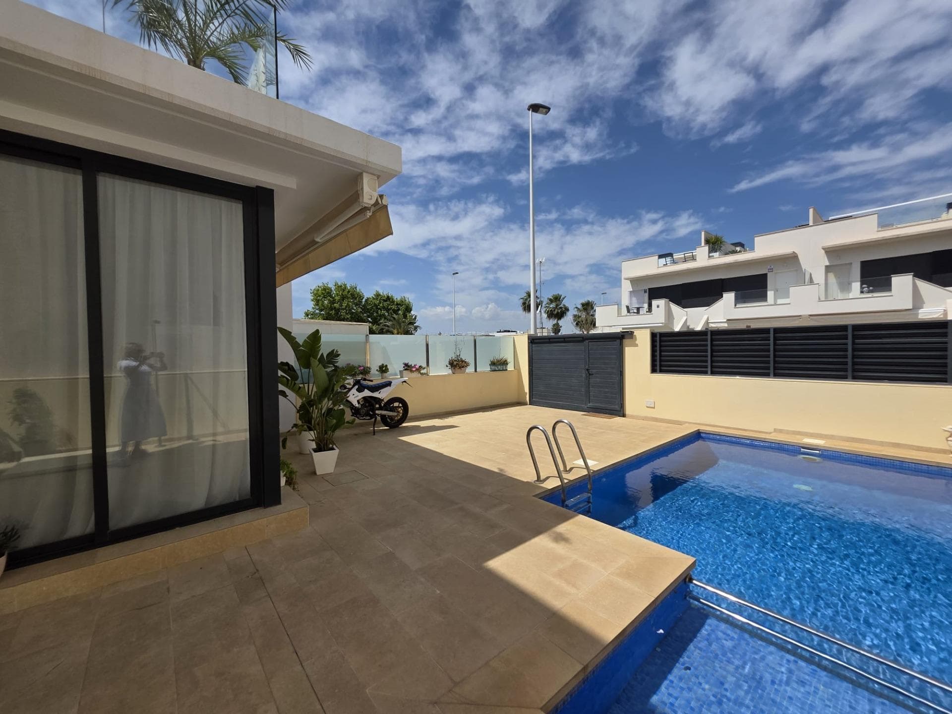 Te invitamos a descubrir este encantador chalet pareado situado en la apacible zona de Villa Alegría, a tan solo 800 metros de las paradisíacas playas. Con una distribución pensada para disfrutar al máximo con familiares y amigos, esta propiedad seminueva cuenta con dos amplias habitaciones dobles y una habitación sencilla que ofrecen el descanso ideal tras un día soleado. Disfruta de tres baños completos que aseguran total comodidad.Por si fuera poco, su cocina equipada te permitirá dar rienda suelta a tu creatividad culinaria mientras el aire acondicionado garantiza frescura durante los días más calurosos gracias a su orientación este-oeste.Las comodidades no terminan aquí; armarios empotrados facilitan mantener todo ordenado y podrás relajarte en tu propio jardín o sorprenderte cocinando deliciosos asados junto a la barbacoa.El exterior es perfecto: disfruta del calor Mediterráneo desde tu piscina privada además deleitarte con impresionantes vistas despejadas hacia el mar desde diversas estancias.Su ubicación privilegiada te coloca cerca no solo de tiendas comerciales y acogedores cafés sino también hospitales e instituciones educativas como New Castelar College International School.Campos deportivos cercanos añaden opciones recreativas ideales.Vive momentos únicos entre familia bajo esa amplia terraza perfecta para saborear café por las mañanas.Este lugar podría serlo todo...¡No esperes más! Aprovecha nuestro precio excepcional:344900 €.