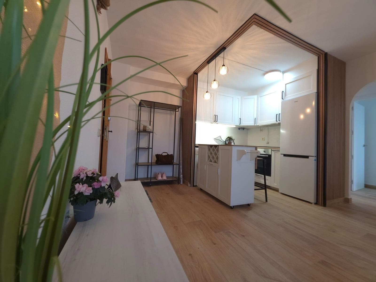 ¡Bienvenido al hogar de tus sueños! Te presentamos este encantador ático reformado que combina comodidad y estilo en cada rincón. vivir al lado de mar , podrás disfrutar del aire fresco y el maravilloso clima de Torrevieja La VELETA. Además, la joya de esta propiedad es su impresionante terraza solarium de 48 m² equipada con barbacoa, ideal para relajarte bajo el sol o celebrar inolvidables encuentros con amigos y familiares. Situado a tan solo un minuto caminando hacia la playa Cala Ferry, tendrás acceso instantáneo a las aguas cristalinas del mar Mediterráneo y maravillosas puestas de sol que te robarán el aliento día tras día. Este espacio no solo es perfecto como residencia permanente sino también como segunda vivienda vacacional; su ambiente cálido te hará sentirte en casa desde tu primera visita. La ubicación es inmejorable: cerca encontrarás servicios esenciales como Lidl, hospitales locales en Torrevieja, colegio británico e infinidad de bares y restaurantes donde degustar lo mejor de la gastronomía local ¡No pierdas esta oportunidad única! Ven hoy mismo a conocerlo. 0034642882409 Anya