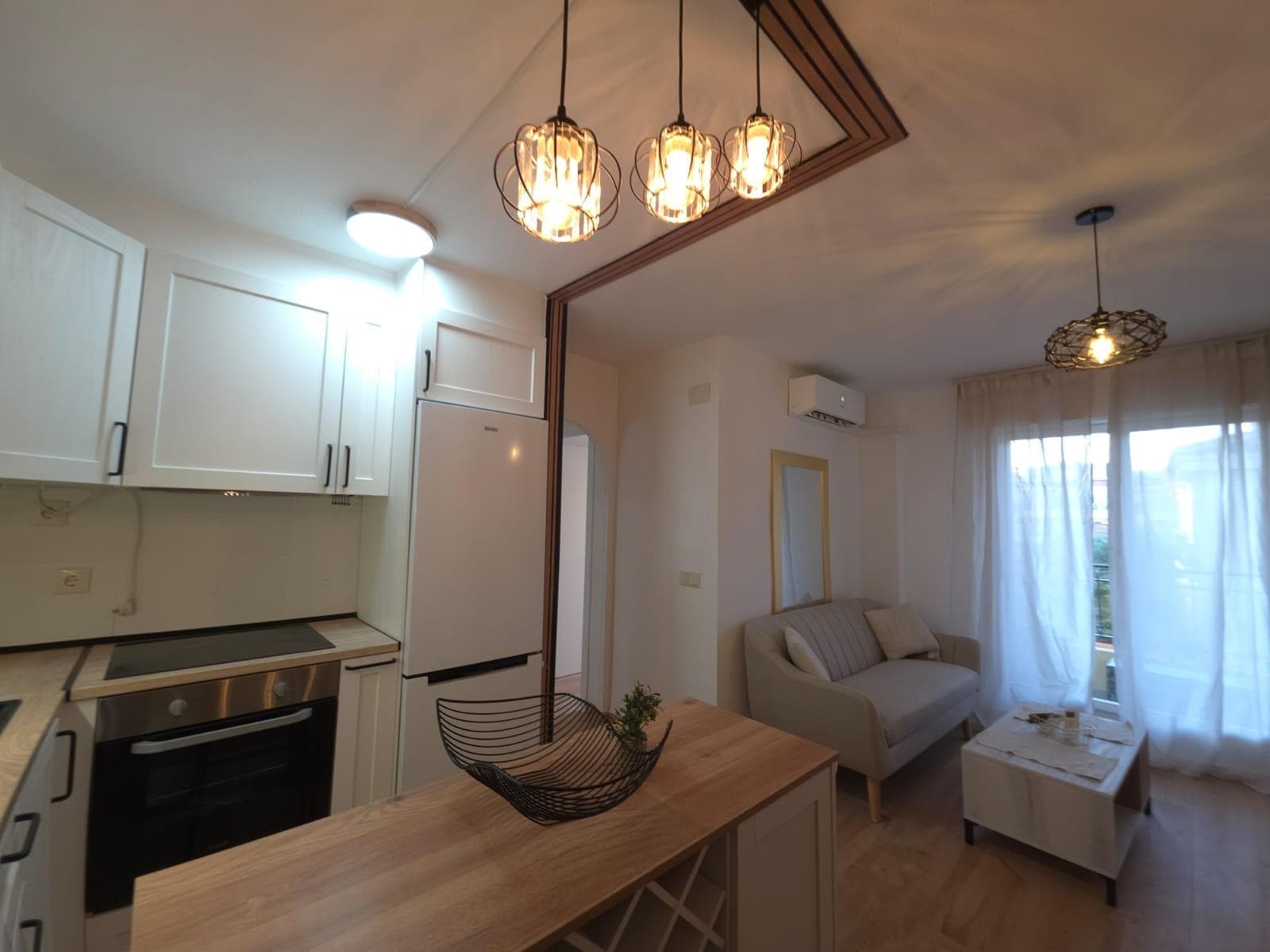 Welcome to the home of your dreams! We present to you this charming renovated penthouse that combines comfort and style in every corner. Living by the sea, you can enjoy the fresh air and the wonderful climate of Torrevieja La VELETA. Moreover, the jewel of this property is its impressive 48 m² solarium terrace equipped with a barbecue, ideal for relaxing under the sun or celebrating unforgettable gatherings with friends and family. Located just a minute's walk to Cala Ferry beach, you will have instant access to the crystal-clear waters of the Mediterranean Sea and breathtaking sunsets that will captivate you day after day. This space is not only perfect as a permanent residence but also as a second vacation home; its warm ambiance will make you feel at home from your very first visit. The location is unbeatable: nearby you will find essential services such as Lidl, local hospitals in Torrevieja, a British school, and countless bars and restaurants to savor the best of local cuisine. Don't miss this unique opportunity! Come and see it today.