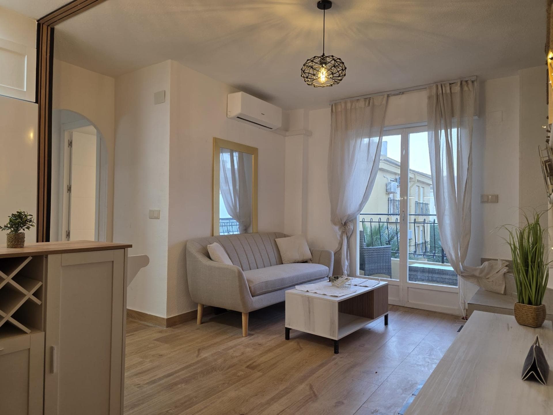 Velkommen til drømmehjemmet ditt! Vi presenterer denne sjarmerende takleiligheten som er renovert og kombinerer komfort og stil i hvert hjørne. Å bo ved sjøen, vil du kunne nyte den friske luften og det vidunderlige klimaet i Torrevieja La VELETA. I tillegg er juvelen i denne eiendommen den imponerende solterrassen på 48 m² utstyrt med grill, perfekt for å slappe av under solen eller feire uforglemmelige sammenkomster med venner og familie. Ligger bare ett minutt å gå til stranden Cala Ferry, vil du ha umiddelbar tilgang til det krystallklare vannet i Middelhavet og vidunderlige solnedganger som vil ta pusten fra deg dag etter dag. Dette rommet er ikke bare perfekt som fast bolig, men også som feriebolig; dets varme atmosfære vil få deg til å føle deg hjemme fra ditt første besøk. Beliggenheten er uslåelig: nærliggende finner du essentielle tjenester som Lidl, lokale sykehus i Torrevieja, britisk skole og uendelige barer og restauranter hvor du kan smake på det beste av lokal gastronomi. Ikke gå glipp av denne unike muligheten! Kom i dag for å se det.