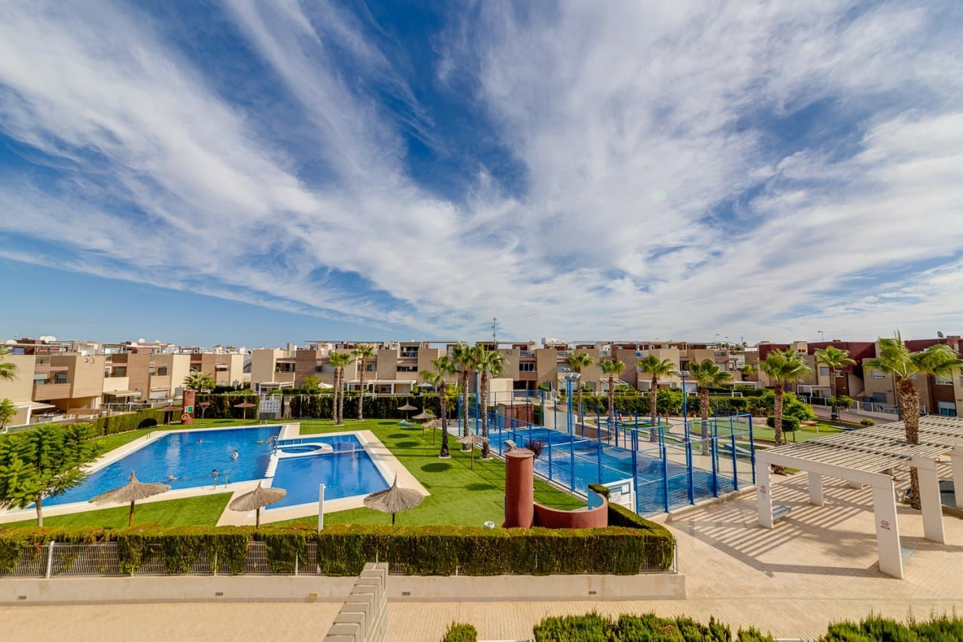 Les presentamos en la zona del Sector 25, que limita con el popular barrio de Aguas Nuevas, una casa relativamente nueva. Del 2018, la vivienda esta lista para entrar a vivir. Esta preciosa casa consta en plan abierto de un comedor y la cocina. En la planta baja también hay un dormitorio y un baño. La terraza da a la zona donde esta la piscina comunitaria, pistas de padel, parque infantil y donde podra disfrutar de mucho espacio para disfrutar del sol. La planta alta consta de dos dormitorios y un baño. Uno de los dormitorios tiene acceso a un balcón donde estan las escaleras para la subida a la terraza. Desde aquí, la vista a las zonas comunes es absolutamente maravillosa. En la terraza hay una barbacoa y una ducha, con un espacio aprovechado al máximo. Toda la propiedad está amueblada y equipada con aire acondicionado por conductos. Ademas está cerca de supermercados, restaurantes, colegios, bares y también de la playa. Aunque se trata de una propiedad relativamente nueva, los propietarios la han cuidado muy bien tanto por dentro como por fuera. Gastos e IVA no incluidos en el precio.