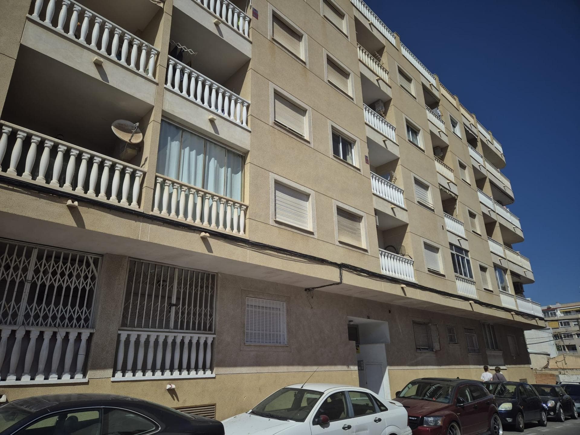 Fantástica oportunidad para invertir en una plaza de aparcamiento en el centro de Torrevieja. El garaje se divide en dos plantas y la plaza de aparcamiento se encuentra en la segunda planta sótano. El ascensor está muy cerca, lo que facilita el acceso y la salida del aparcamiento. Gastos e IVA no incluido en el precio.