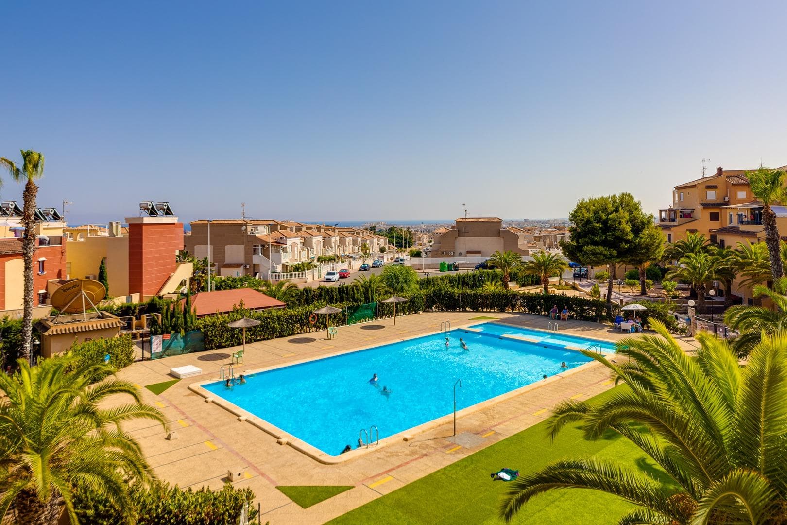 Apartment in El Balcón de Torrevieja  We present this cozy apartment located just 950 meters from La Mata Beach. Situated on the first floor, it features: 1 spacious bedroom 1 bathroom with shower Air conditioning A lovely glazed balcony to enjoy all year round  The complex offers a communal pool and is close to all amenities: supermarkets, transport, restaurants, and leisure areas. Perfect as a holiday home, to live all year, or as an investment. Don’t miss the opportunity to have your place on the Costa Blanca! Legal costs and VAT not included in the price.