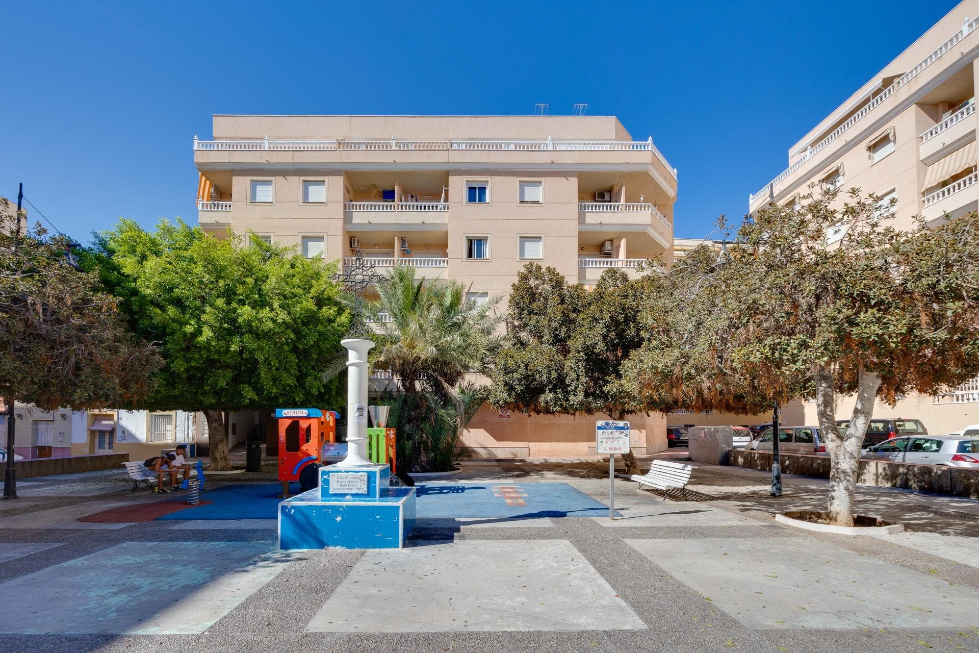 Apartamento en El Molino, Torrevieja Bonito apartamento en la zona de El Molino, ideal tanto para vivir todo el año como para pasar las vacaciones. 2 dormitorios luminosos 1 baño con bañera Salón comedor con salida a balcón con vistas despejadas  Aparcamiento privado en el garaje del edificio Parque infantil justo en la puerta – perfecto para familias con niños La vivienda se encuentra en una ubicación tranquila y a la vez cercana a todos los servicios: supermercados, cafeterías, transporte público y a pocos minutos del centro y de la playa. Gastos e IVA no incluido en el precio.