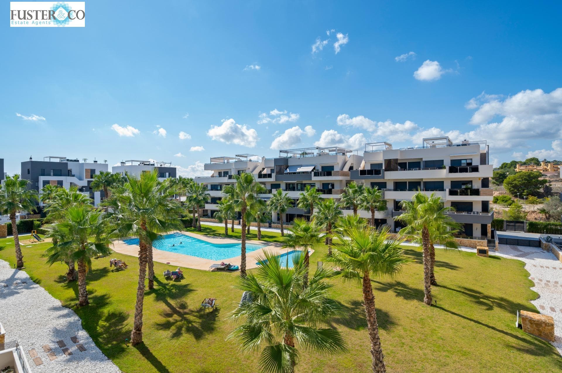 Modern home in Orihuela Costa – almost new and ready to move in We present this beautiful property, only one year old, located in a modern community with all the amenities. The home offers 2 bedrooms (one with en-suite bathroom), 2 bathrooms, a bright living room with access to the balcony overlooking the pool, and a fully equipped kitchen. It is sold furnished and includes ducted air conditioning for year-round comfort. Additionally, there are two storage rooms (one inside the property and another in the garage), as well as a private parking space. The community features a gym, sauna, jacuzzi, pétanque court, and children’s playground, designed to enjoy the Mediterranean lifestyle to the fullest. Perfect as a holiday home or for permanent living. Orihuela Costa – close to all services, beaches, golf courses, and leisure areas. Legal expenses and VAT not included in the price.