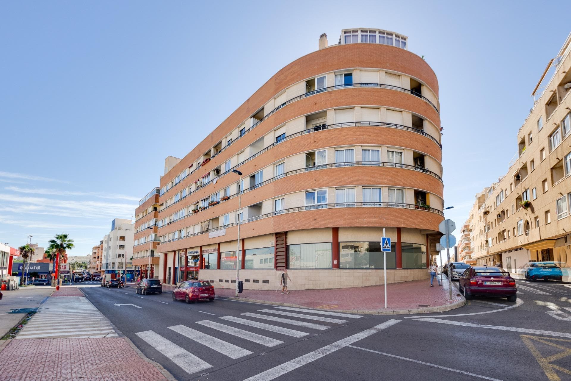 Spacious apartment in the centre of Torrevieja ☀️ Discover this fantastic apartment located in the very center of Torrevieja, just a few steps from all amenities, restaurants, and leisure areas. The property stands out for its generous spaces and comfortable layout, offering 3 spacious bedrooms and 2 full bathrooms, perfect for both year-round living and holidays. It features a bright living room with access to a balcony, ideal for relaxing and enjoying the Mediterranean climate. The kitchen leads to a practical interior patio equipped with a washing machine and dryer. The kitchen is big and independent.  Additionally, it includes a parking space in the garage, a great advantage in such a central location. A perfect opportunity for those seeking space, comfort, and location. Legal expenses and VAT are not included in the price.