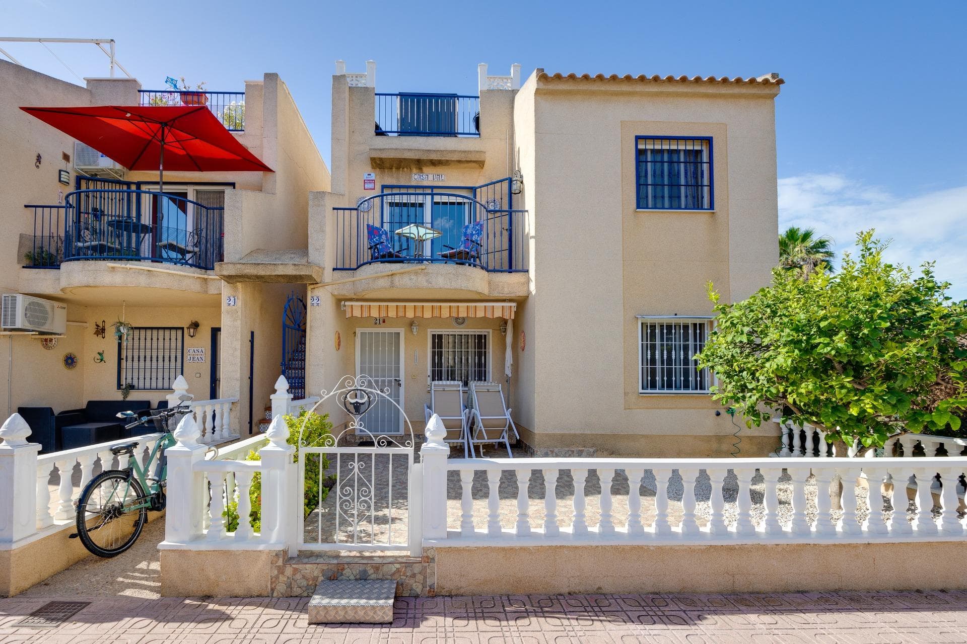 ☀️ Top floor bungalow in Paraje Natural – Torrevieja ☀️ Discover this cosy top floor bungalow located in the peaceful area of Paraje Natural, ideal as a permanent home, holiday property, or investment opportunity. The property offers 2 bedrooms, 1 bathroom with floor heating, a renovated kitchen with a modern and functional design, and a bright living room with access to the balcony, perfect for enjoying the Mediterranean climate all year round. In addition, the property features a fantastic private solarium, ideal for sunbathing, relaxing, or spending time outdoors. For extra comfort, the home is equipped with air conditioning. The residential complex also offers a communal swimming pool and a quiet environment close to all amenities. ✨ 2 bedrooms ✨ 1 bathroom ✨ Renovated kitchen ✨ Balcony ✨ Private solarium ✨ Air conditioning ✨ Communal swimming pool A great opportunity to enjoy the Mediterranean lifestyle in Torrevieja. Contact us for more information or to arrange a viewing! Legal expenses and VAT are not included in the price.