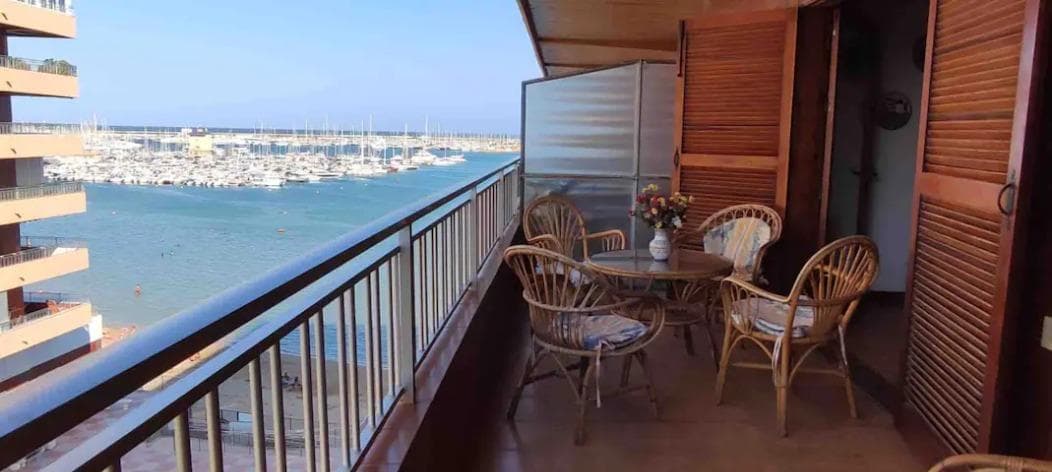 We present you a spacious, bright apartment with sea views located on the beach of Los Náufragos in Torrevieja and with a communal pool. The property consists of 3 bedrooms, 2 bathrooms, separate kitchen with utility room, living-dining room and balcony. It is sold furnished and equipped. Don't miss this opportunity.