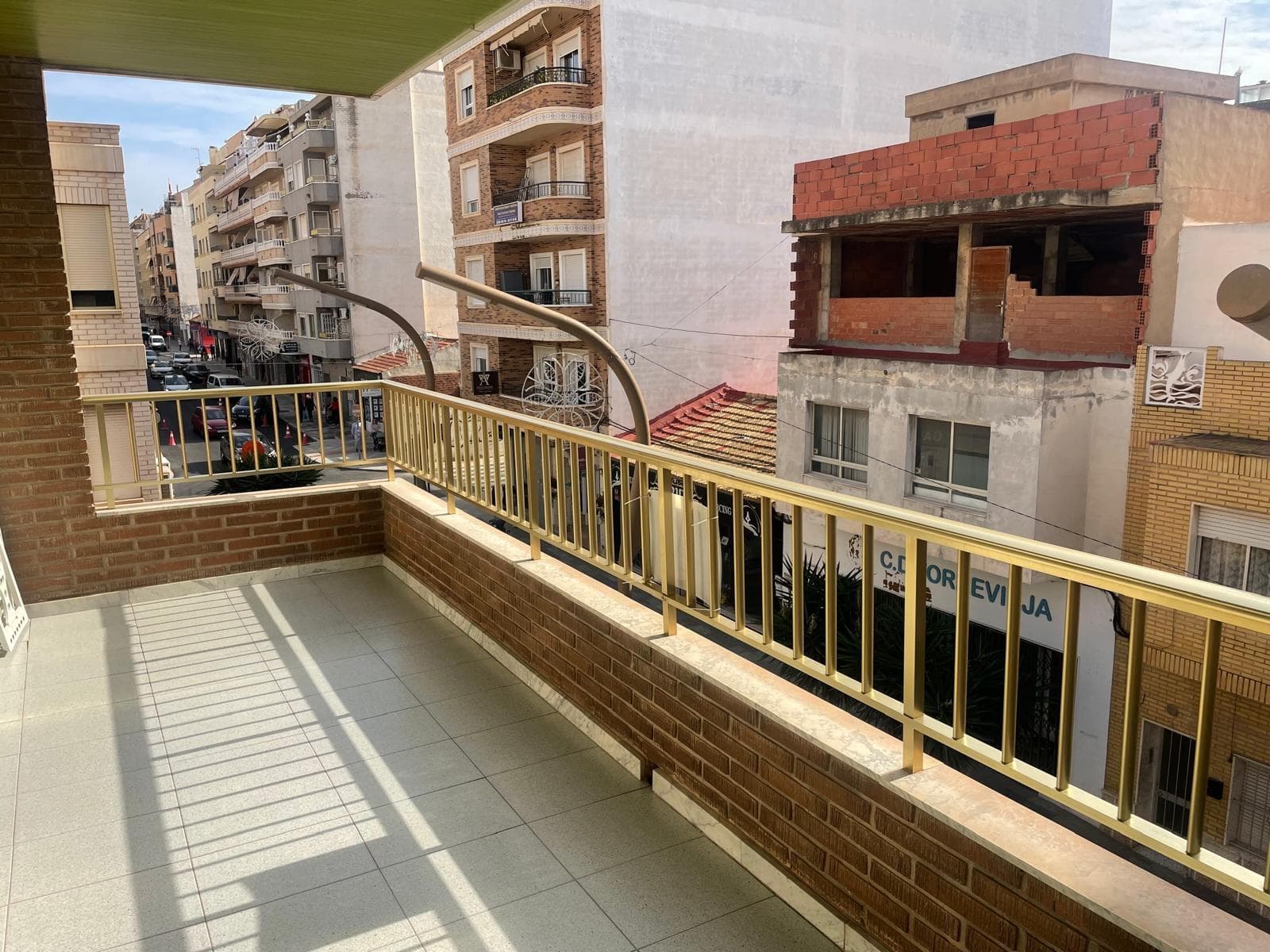 We are happy to present this spacious apartment in a very good area of ​​Torrevieja and less than 500 meters from the sea. The property consists of 4 large bedrooms, 2 bathrooms, a fully furnished and equipped independent kitchen and a large living-dining room with access to a large terrace.  Large solarium with storage room. Shall we schedule your visit?