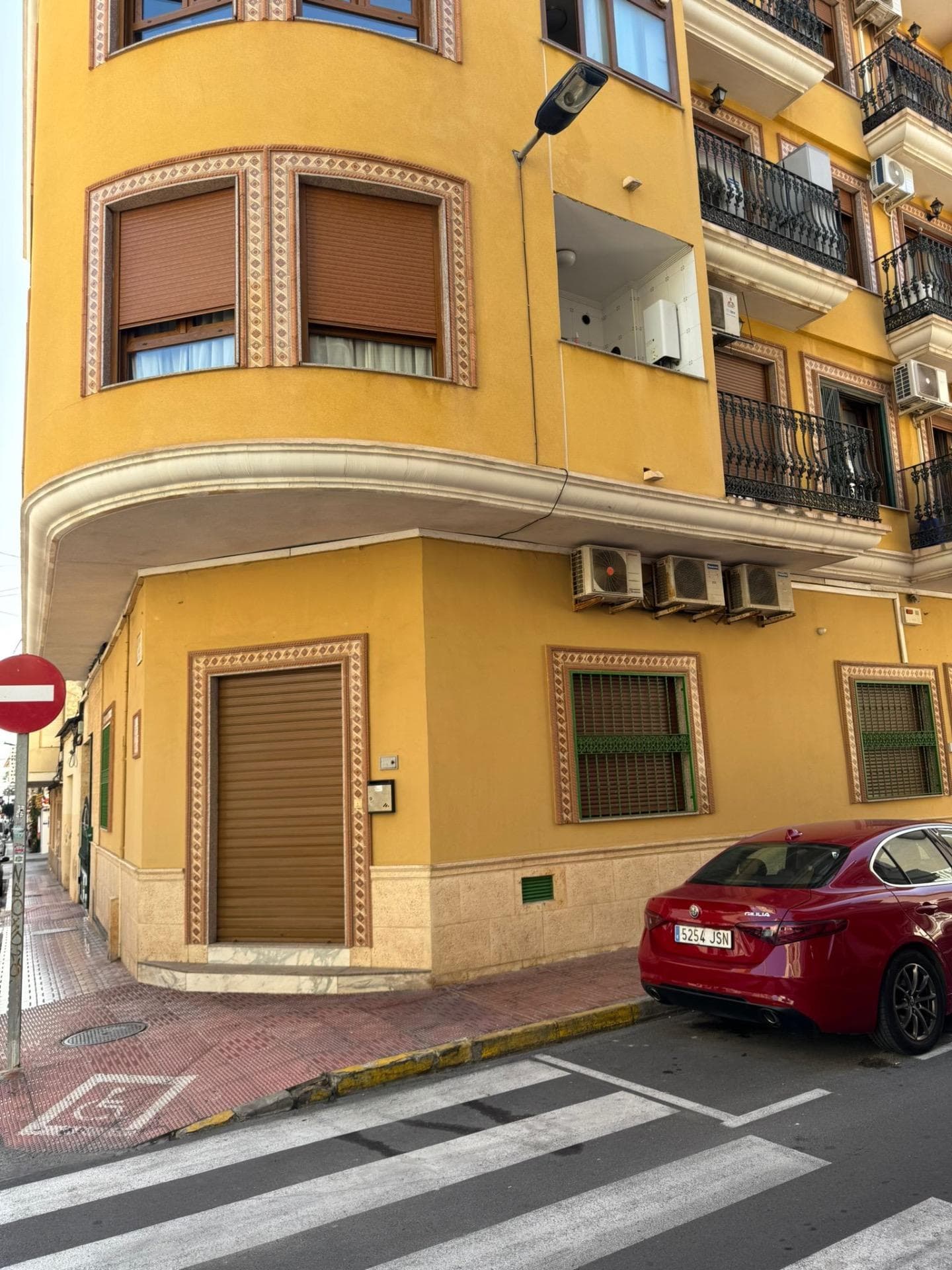 We are pleased to present this apartment in a very good area of ​​Torrevieja and just 400 meters from the sea. The property consists of 2 double bedrooms, large living-dining room with access to a small balcony, 1 bathroom, fully furnished and equipped independent kitchen with laundry area. The property is presented in good condition ready to move into. Would you like to know more about this property? Contact for more information.