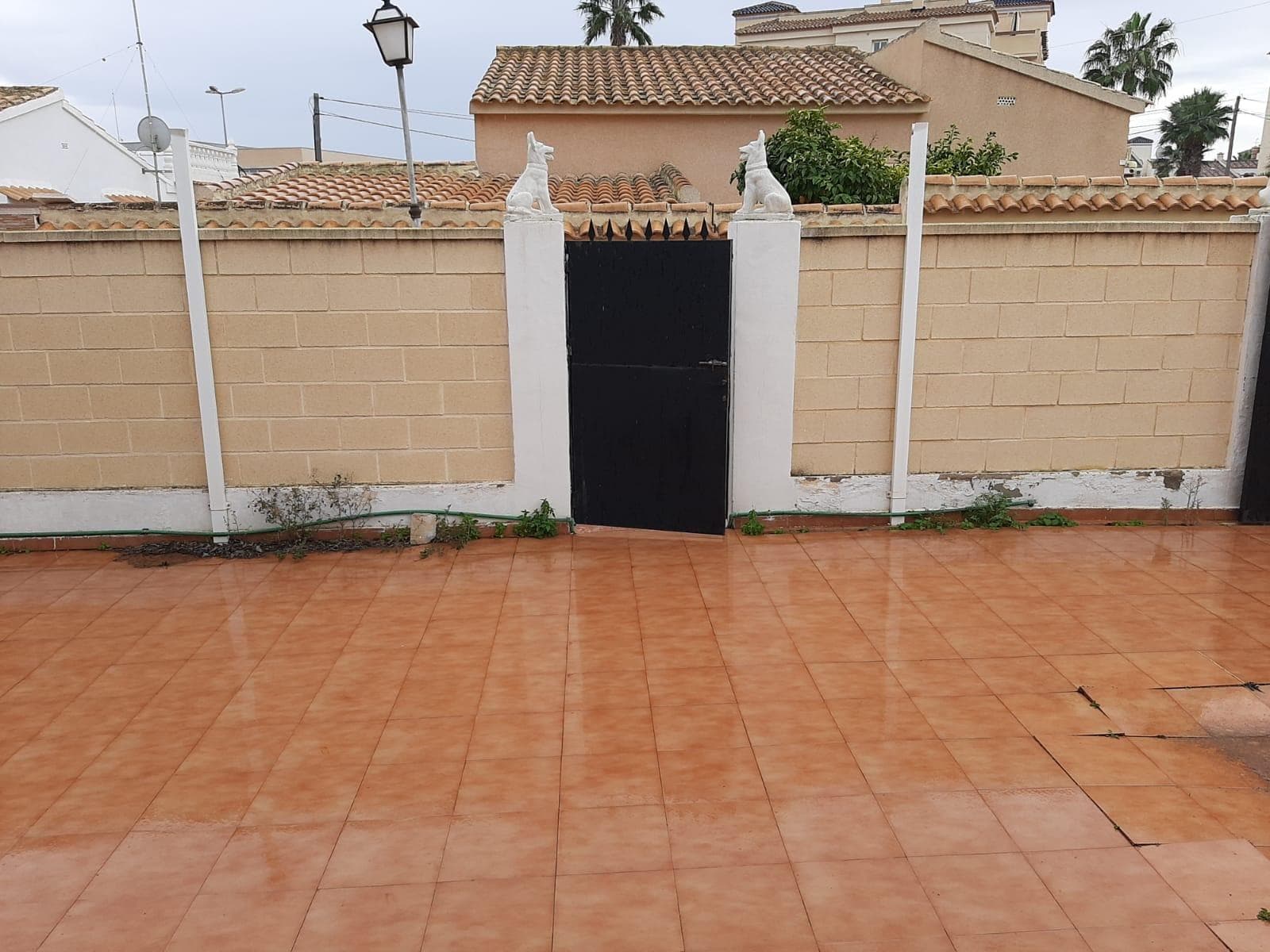 Os presentamos un chalet ubicado en La Florida, Orihuela Costa. Esta propiedad construida sobre una parcela de 400m, consta de dos habitaciones, un cuarto de baño, salón comedor con cocina americana, totalmente equipada y con espacio para despensa. Dispone además de un porche acristalado con una habitación de invitados y entrada de garaje. En su extenso jardín, cabe la posibilidad de construir una piscina privada. Se vende semi-amueblado. ¡No dejes escapar esta oportunidad!. Contacte con nosotros para ofrecerles una mayor información.