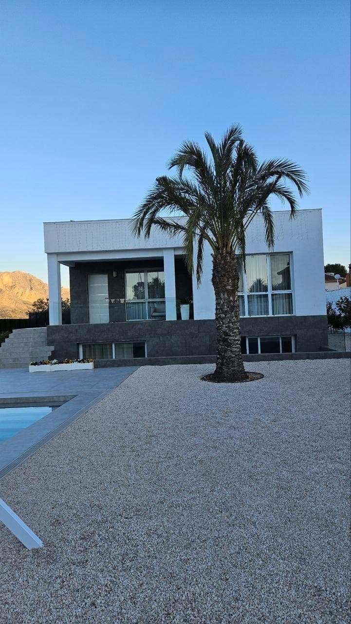 Hoy os traemos esta preciosa villa de lujo, en la exclusiva y demandada urbanización de Montepinar, en Orihuela. La propiedad consta de 4 dormitorios, 3 baños, gran salón comedor con vistas impresionantes a la montaña, cocina amueblada y equipada, zona de lavandería y gran vestidor. Zona de aparcamiento para varios vehículos. Preciosas zonas ajardinadas, piscina privada de 10X5 y una bonita zona de barbacoa equipada con horno, cocina y zona de descanso. Muchos extras añadidos: - Placas solares para eficiencia energética - Sistema centralizado de aire acondicionado - Suelo radiante en toda la vivienda - Amueblada completamente, incluye todos los electrodomésticos Zona de estacionamiento: - Pérgola para 3 coches - Instalación eléctrica para cargar vehículos eléctricos - Portones automáticos Y muchos más!! Sin duda, una gran propiedad.