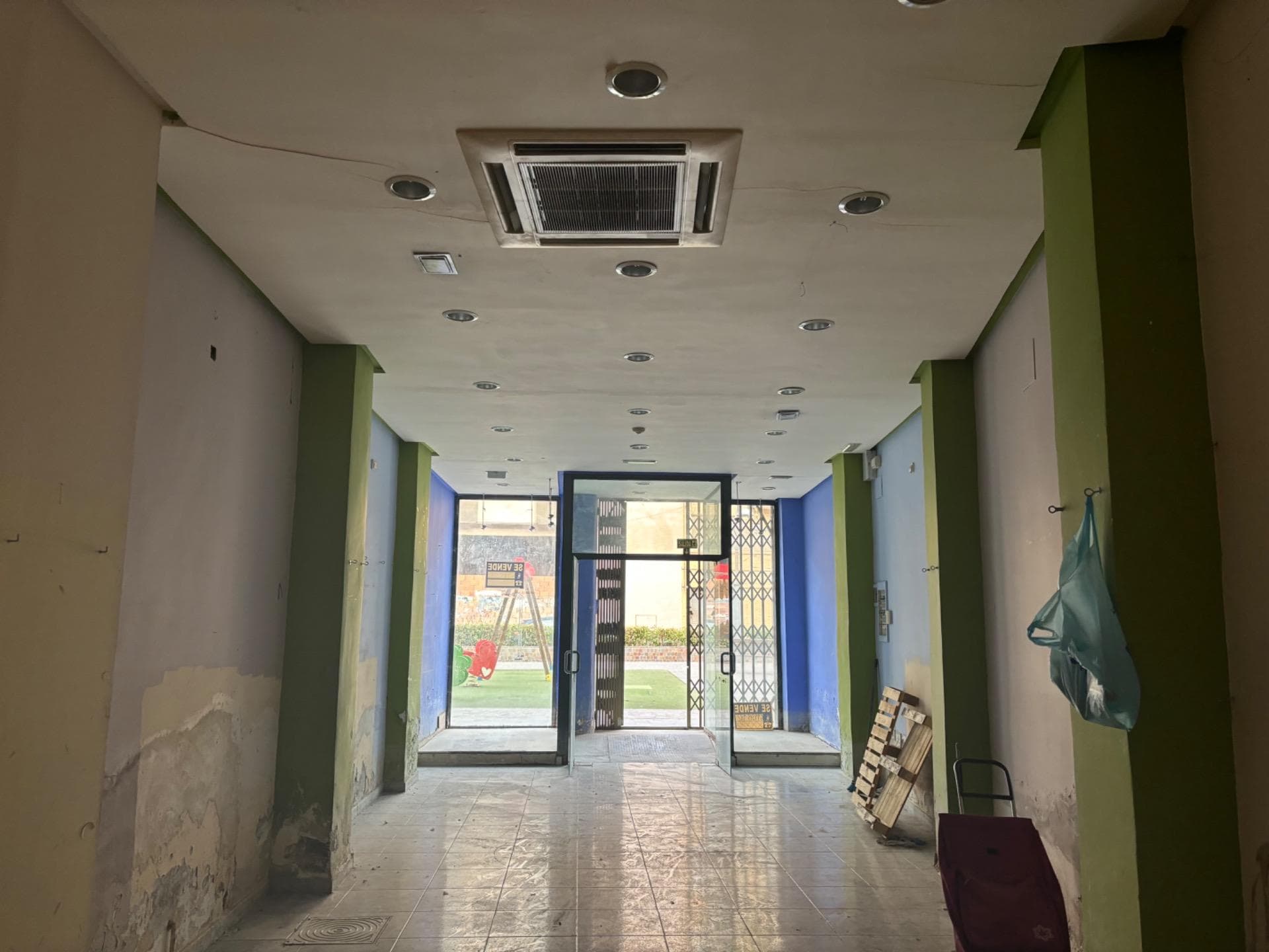 Commercial premises for sale of 100 meters located in a privileged area of ​​Orihuela city. Located on the ground floor of a building, it has a 25-meter loft. It is a good opportunity to create your own business. For more information, do not hesitate to contact us and we will be happy to assist you.