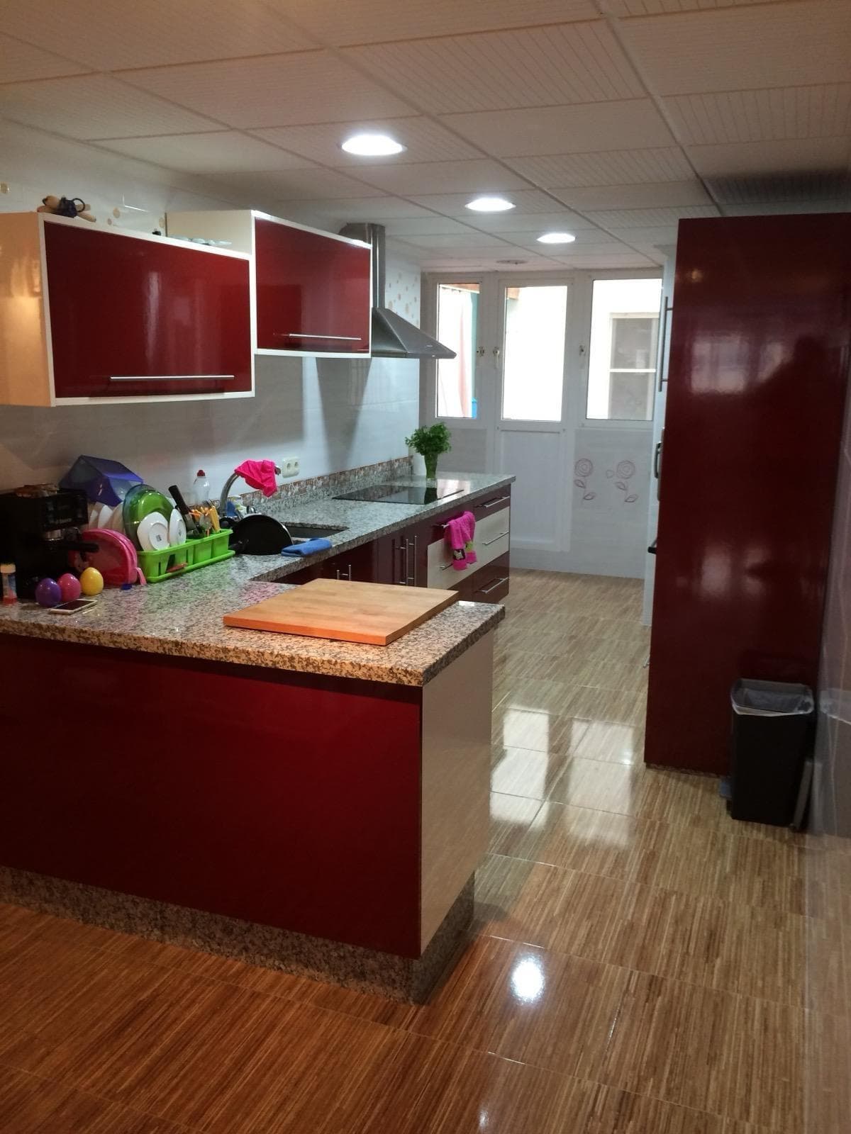 Desde hoy a la venta este bonito y amplio apartamento situado en la conocida calle Bergantín, a 200 metros de la Playa del Cura. La propiedad consta de dormitorios, 2 baños, cocina independiente con patio y amplio salón-comedor. La propiedad ha sido reformada recientemente y se presenta en perfecto estado de conservación. La Playa del Cura es la más céntrica de Torrevieja, situada entre la Punta Margalla y el Paseo Juan Aparicio. Con una longitud de 325 metros y una anchura de 27 metros, se caracteriza por su arena fina y dorada, y aguas tranquilas, lo que la convierte en un lugar ideal para familias y visitantes de todas las edades. ¿Programamos su visita?