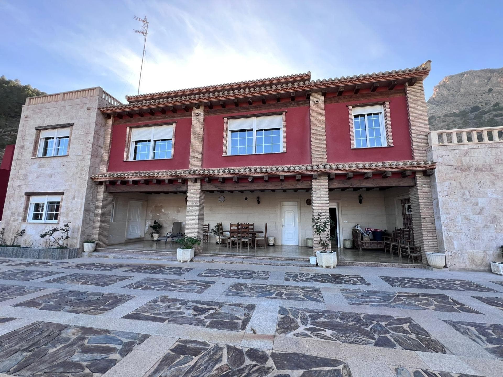 We present this wonderful luxury villa with a rustic style located in the hamlet of Rincón de Bonanza. This place stands out for its natural environment, surrounded by pine forests and garden areas. The three-storey property consists of 4 bedrooms, three bathrooms one on each floor, a spacious living-dining room, equipped kitchen, elevator, an extensive garden with closed garage, private outdoor and indoor pool with changing rooms, porch, a well and cistern in use and wine cellar. Without a doubt a unique jewel in a privileged mountain location. The materials used in the construction of this house are of high quality: marble in all its rooms and noble wood beams. In addition, it offers spectacular unobstructed views with a quiet and relaxed atmosphere. It is sold fully furnished and equipped. Contact us to give you more information about this beautiful property, we will be happy to assist you.