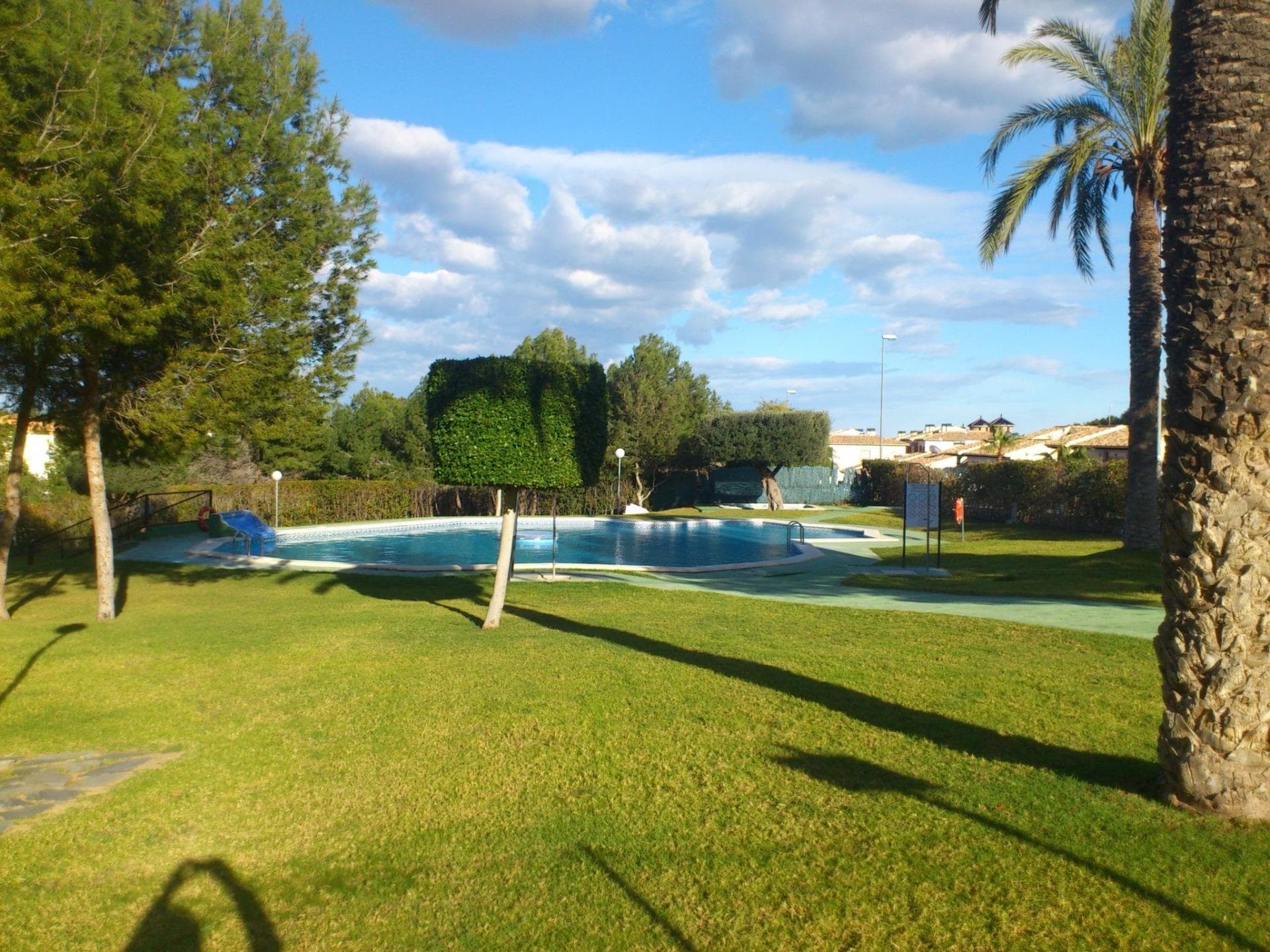 Os presentamos este bonito adosado en planta baja ubicado Villamartín, cercano a los campos de golf de la zona, del centro comercial la Zenia y a 6 Km de distancia de las maravillosas playas de Orihuela Costa.  La vivienda consta de dos habitaciones, un cuarto de baño, un salón-comedor, cocina totalmente equipada, galería, balcón, terraza, plaza de garaje incluido y piscina comunitaria con un extenso jardín. No dejes escapar esta oportunidad y contacte con nosotros para darle una mayor información, estaremos encantados de atenderle.