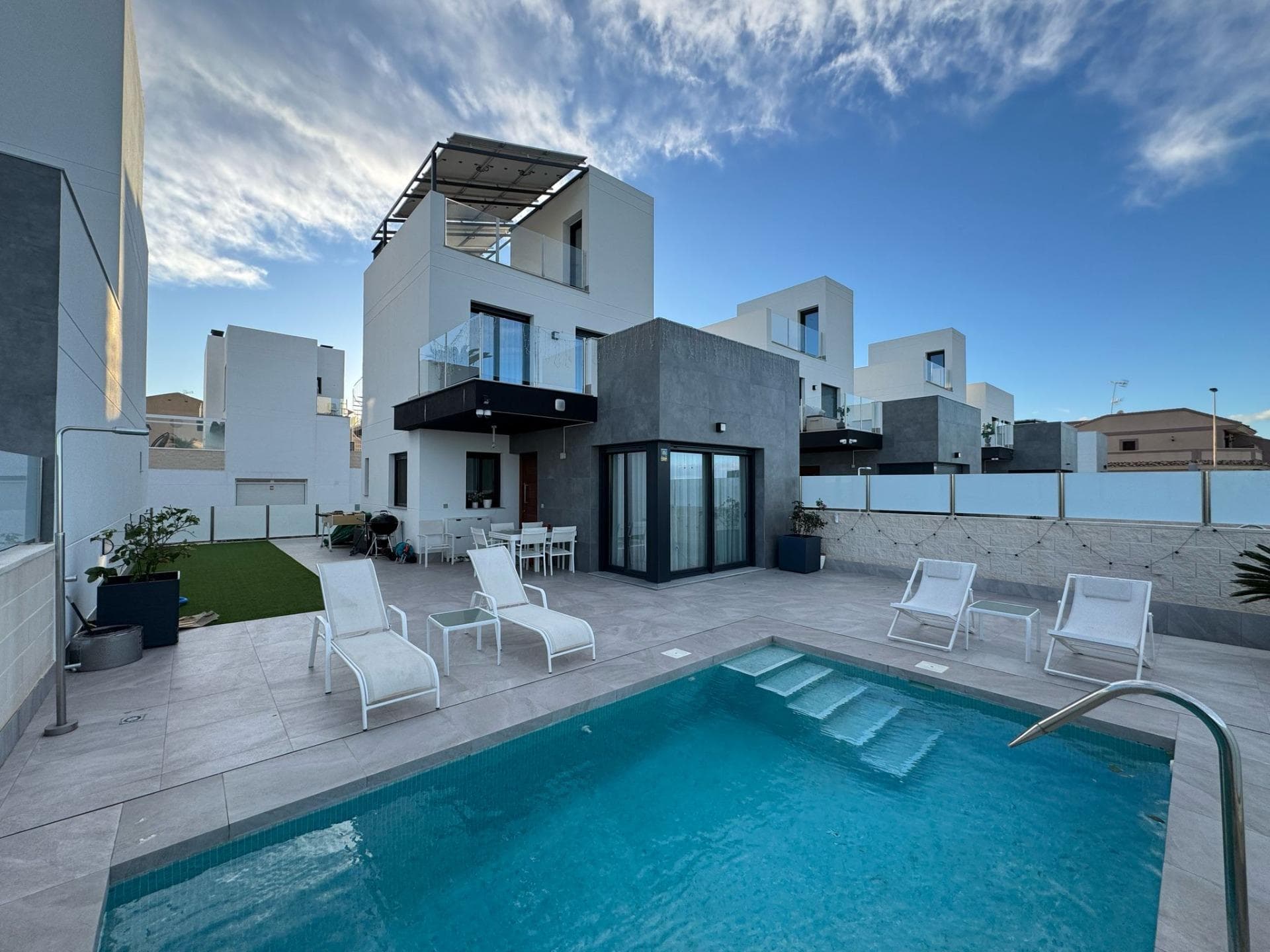 Os presentamos esta maravillosa villa de lujo de tres plantas ubicada en una zona privilegiada de la urbanización de los Altos, muy próxima a las playas de Torrevieja, de Orihuela Costa, Centro comercial La Zenia, colegios, hospital... Esta vivienda consta de tres amplias habitaciones, tres cuartos de baños, cocina totalmente equipada, salón/comedor, piscina privada, garaje de 90m y una extensa terraza donde poder disfrutar de unas bonitas vistas panorámicas. Dispone además de: -12 paneles solares (6 kW), 2 baterías de almacenamiento, ofreciendo eficiencia energética y confort en el hogar. -Sistema de alarma y videovigilancia. Se vende totalmente amueblada y equipada, lista para entrar a vivir.¿Programamos una visita?. Contacte con nosotros para darle una mayor información.