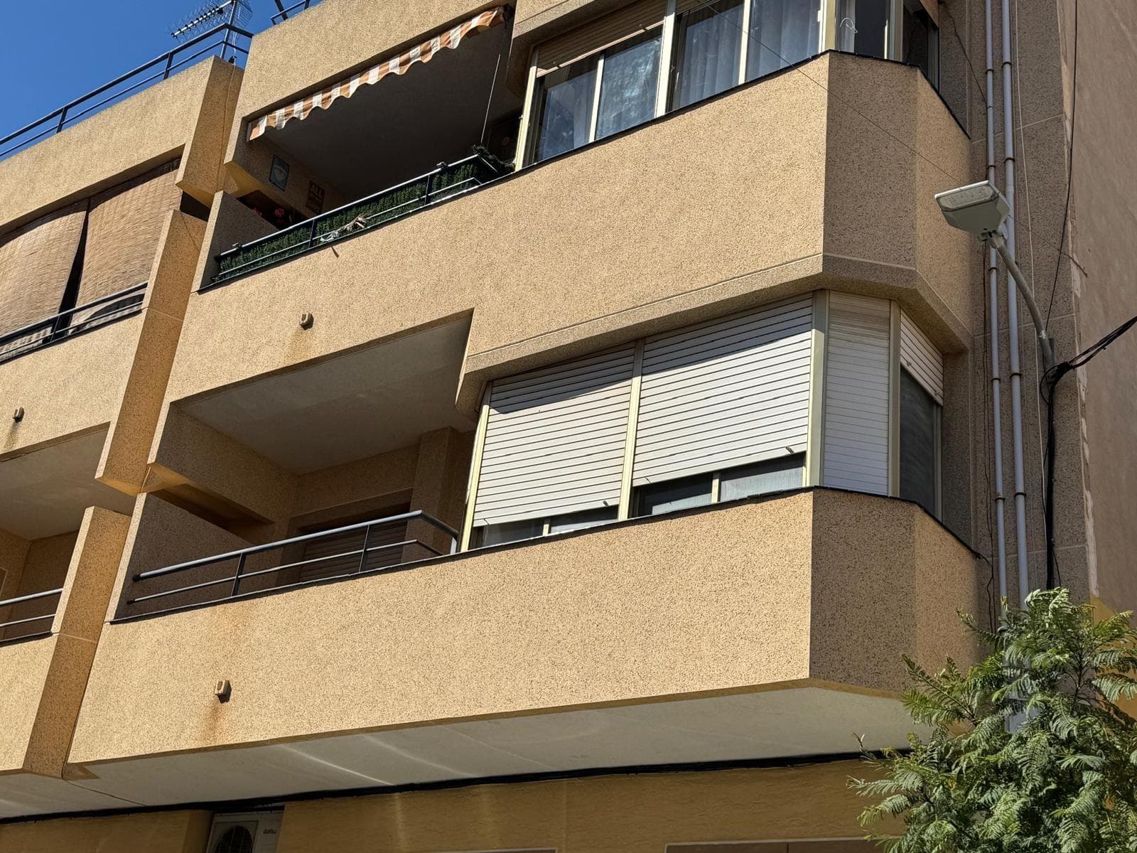 Estamos felices de presentarles este amplio piso situado en una buena zona de Benejúzar, muy céntrico y cerca de todos los servicios. La propiedad consta de 3 dormitorios, 2 baños, cocina independiente totalmente amueblada y amplio salón-comedor con acceso a una terraza. Sin duda, ¡ésta es una gran oportunidad!  No dudes en contactar para más información