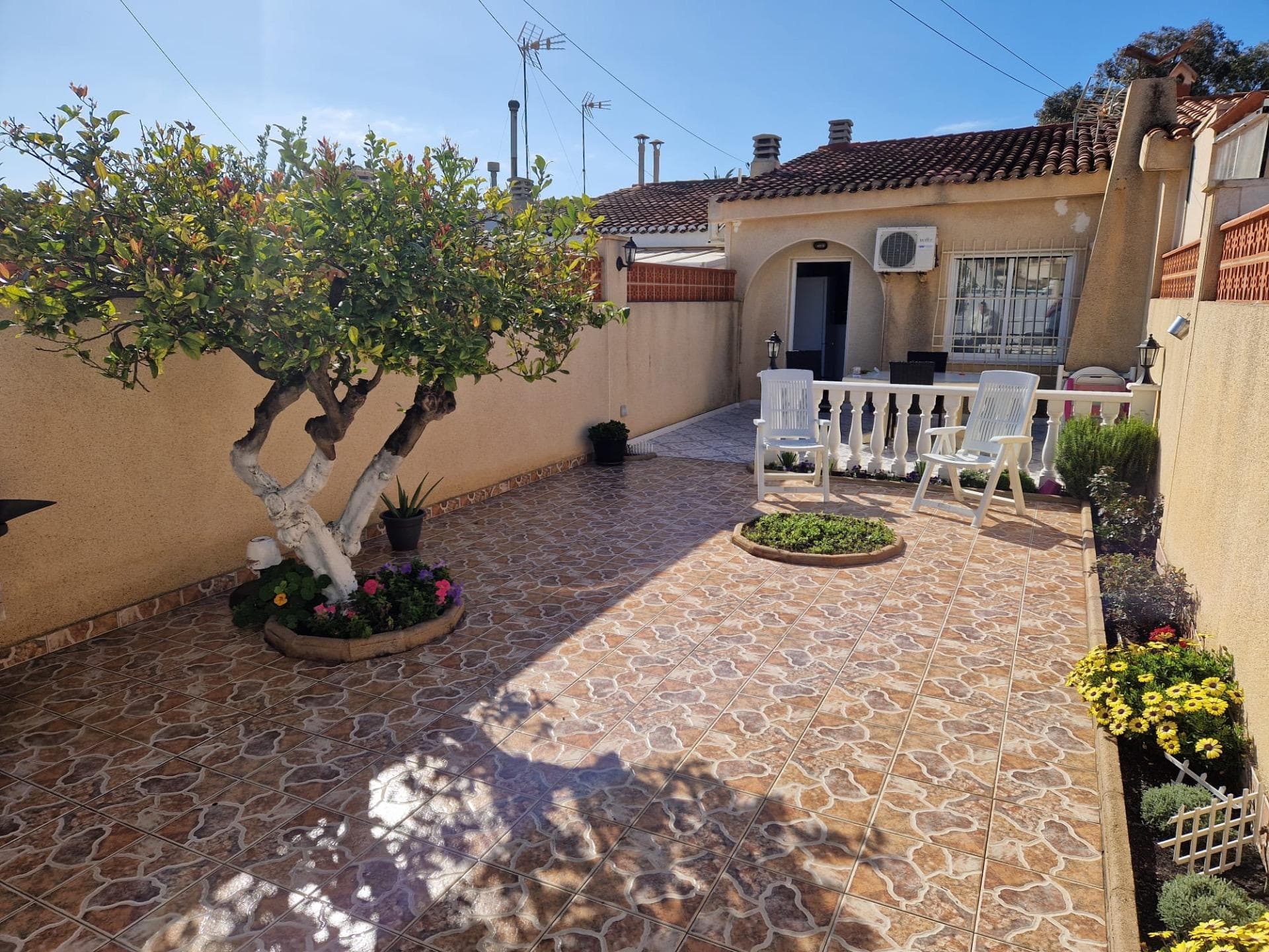 Estamos felices de presentarles este coqueto bungalow sin vecinos arriba, a escasos 600 metros del mar. La propiedad consta de 2 dormitorios, 2 baños, cocina americana totalmente amueblada y equipada y un amplio salón - comedor con acceso a una amplia terraza. Dispone de un patio trasero. Se vende completamente amueblada y equipada, lista para entrar a vivir. La Urbanización Los Ángeles es un barrio situado en Torrevieja, en la Costa Blanca de la Comunidad Valenciana, España. Este barrio está delimitado por las urbanizaciones Villa Vicenta y Calas Blancas, y se encuentra cerca de áreas como El Palmeral, Baleares y La Rosaleda. ¿Programamos su visita?
