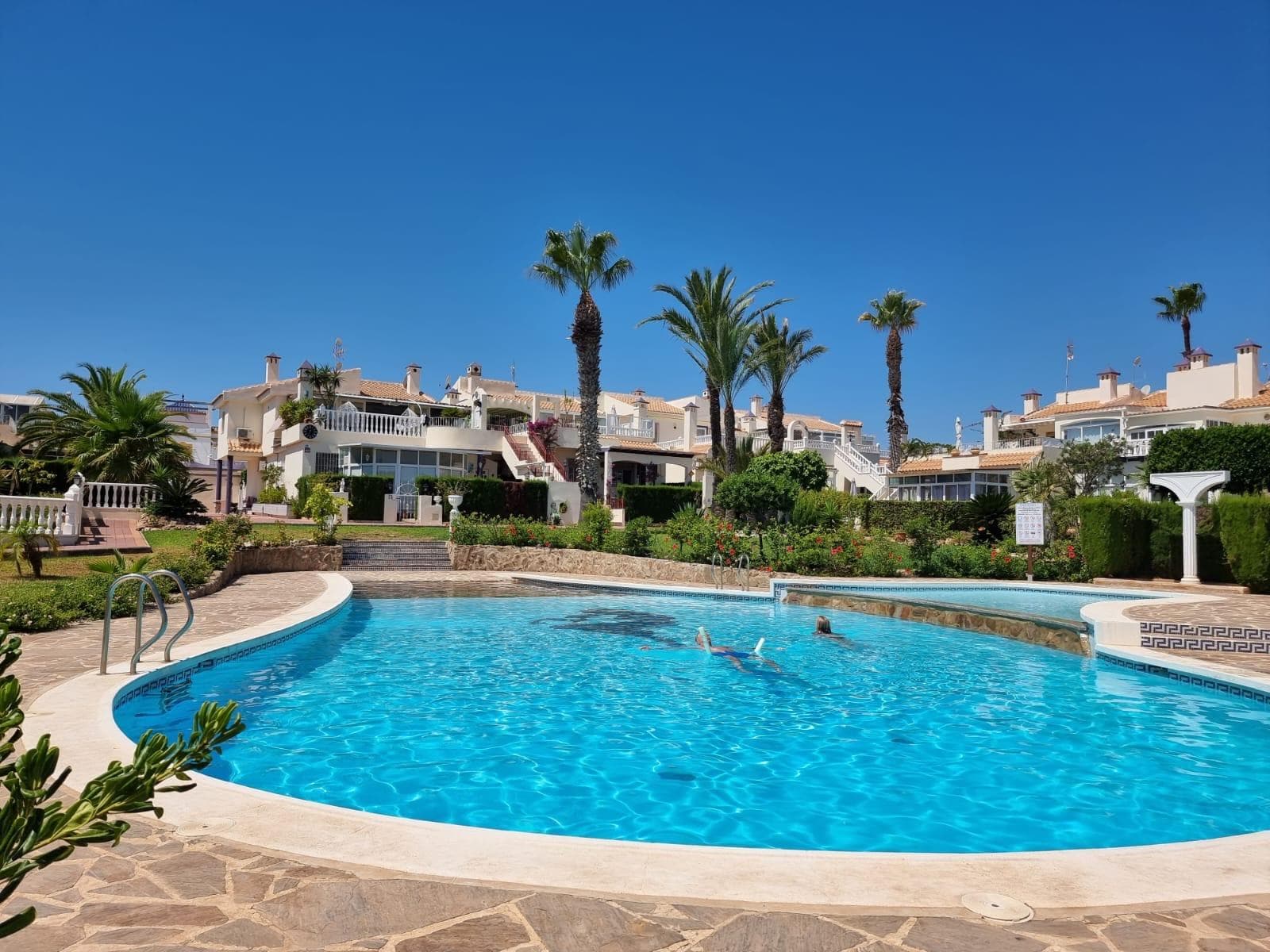 A la venta este precioso apartamento en el idílico residencial Miraflores en la Costa Blanca, Torrevieja con 2 hermosas piscinas y su propia parcela.  - Totalmente amueblado y equipado de electrodomesticos - Recién renovado - Entrada propia - 2 dormitorios - Sala-comedor con cocina americana - Baño equipado con bañera - Aire acondicionado - Chimenea - Terraza propia con techo - Barbacoa - Sistema de alarma sin duda, una gran propiedad que no puede dejar escapar... ¿programamos su visita?