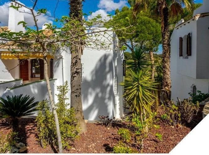 Estamos felices de presentar este precioso semiadosado situado en el prestigioso residencial Fortuna, junto al campo de Golf de Villamartín, en Orihuela Costa. La propiedad consta de 3 dormitorios, 3 baños, cocina independiente totalmente amueblada y equipada, amplio salón-comedor y gran solárium. Sus exteriores ajardinados de fácil cuidado, nos ofrecen espacios soleados para disfrutar del buen clima. Actualmente se está construyendo una piscina comunitaria para el uso y disfrute de todos los vecinos de ésta bonita, cuidada y tranquila comunidad. Villamartín es una de las zonas más populares de la Costa Blanca, situada en el sur de la provincia de Alicante, dentro del municipio de Orihuela Costa. Es conocida por su ambiente cosmopolita, su proximidad a las playas y su prestigioso campo de golf.