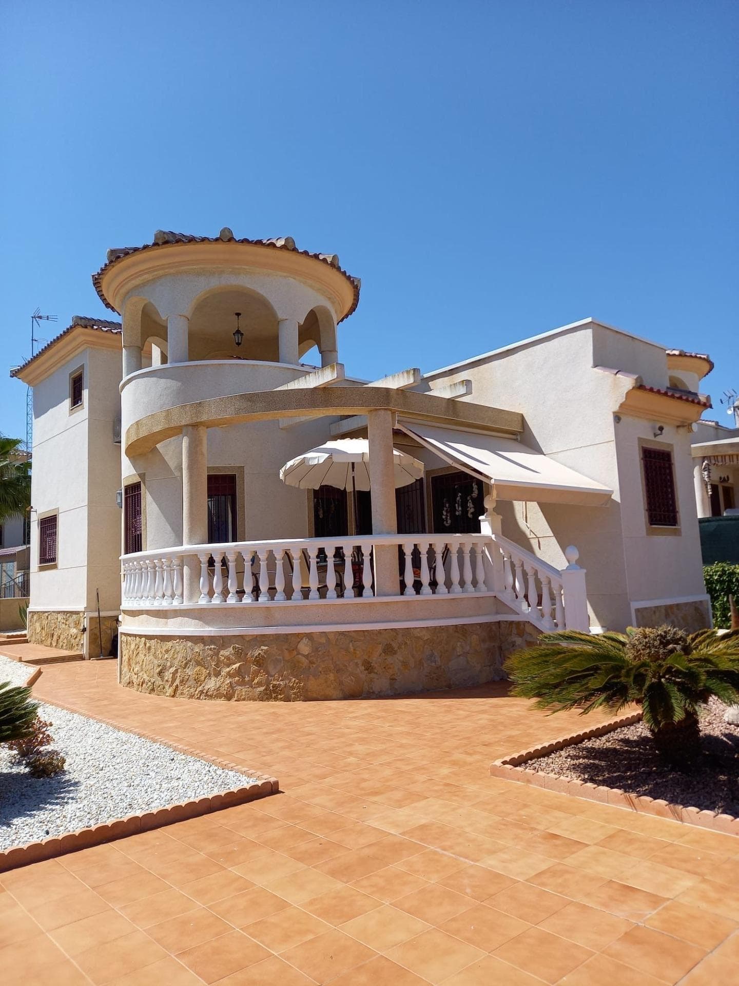 Os presentamos esta acogedora casa independiente de dos plantas ubicada en La Marina – San Fulgencio, un pequeño complejo de 11 viviendas individuales, con vecinos permanentes que garantizan un ambiente seguro y acogedor. Ubicación privilegiada: A 6km de la playa de La Marina y otras playas de arena a menos de 10 minutos. Aeropuerto de Alicante a solo 25 minutos en coche. Centros comerciales y todos los servicios cercanos. Esta vivienda consta de: 3 dormitorios, 2 baños, un amplio salón- comedor, cocina, jardín con una caseta y sistema de riego automático, preinstalación de alarma, amplias terrazas soleadas: una en planta baja orientada al sureste y otra en la primera planta con zona de sombra cubierta, climatización en ambas plantas para máximo confort y piscina comunitaria Se vende totalmente amueblada y equipada. Lista para entrar a vivir. PRECIO NEGOCIBLE. ¿Programamos una visita?. Contacte con nosotros y le atenderemos encantados.