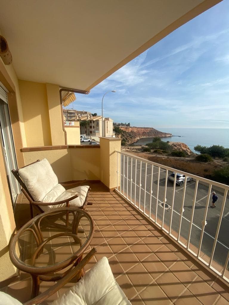 Estamos felices de presentarles éste fantástico dúplex situado en la prestigiosa urbanización de Aguamarina, en primera línea de playa. Cuenta con 3 dormitorios, uno de ellos con terraza o balcón privado con vistas al mar. La cocina es amplia y completamente equipada con un espacio de lavandería y almacenaje. Las grandes puertas de la terraza conectan a la perfección el luminoso salón-comedor con la terraza.  La urbanización ajardinada ofrece un entorno seguro y privado. La gran piscina invita a tomar el sol. La ubicación privilegiada en una de las mejores playas de Alicante también ofrece distancias cortas a restaurantes y chiringuitos. Un pequeño centro comercial está a sólo 5 minutos. Además de algunas tiendas, también hay una centro de salud, farmacia fisioterapia, club de tenis con gimnasio, etc. La propiedad incluye una plaza de aparcamiento subterráneo. Tanto el acceso a la playa como a todas las zonas comunes de la urbanización están adaptadas a personas con movilidad reducida. ¿Programamos su visita?