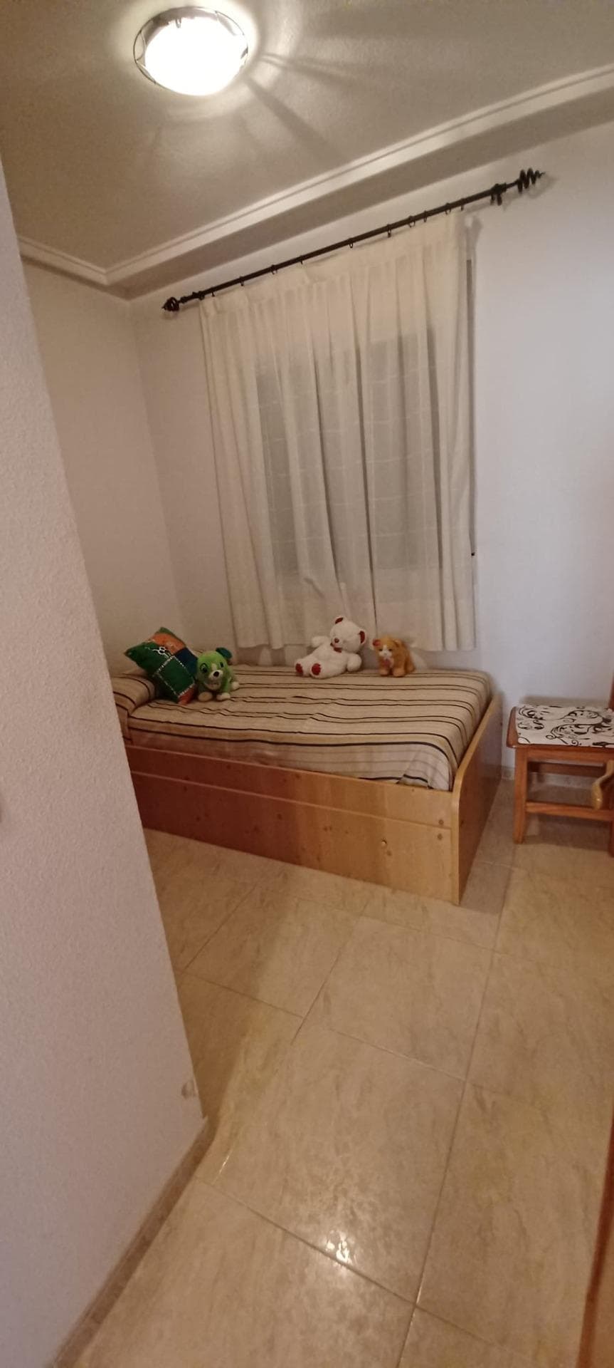 Os presentamos este bonito ático ubicado en Torrevieja a tan solo 10 minutos a pie de las conocidas piscinas naturales del paseo marítimo, a 2km en coche del Centro Comercial Habaneras y al alcance de todos los servicios de supermercado, farmacia, restaurantes, colegio... Esta vivienda consta de: -3 Habitaciones. -1 baño. -Salón-comedor. -Cocina equipada. -Una amplia terraza. Se vende totalmente amueblada y equipada, lista para entrar a vivir y además incluido en el precio una AMPLIA PLAZA DE GARAJE DE 30M