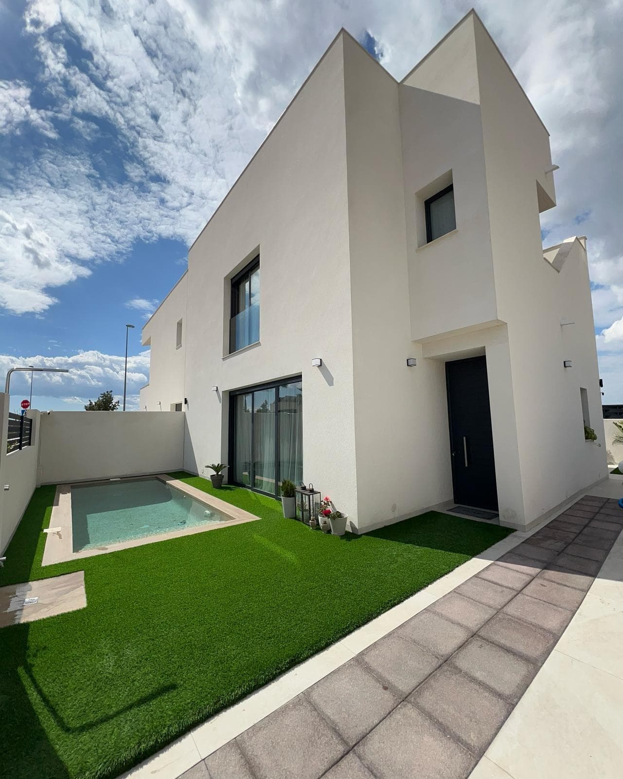 Os presentamos este maravilloso pareado de dos plantas ubicado en Benijófar. Fue construida en el año 2024, totalmente equipada con muebles y todos los electrodomésticos necesarios. Amplias habitaciones, un acogedor patio con piscina y terraza, así como una conveniente ubicación lo convierten en una excelente opción para quienes valoran el confort y la calidad. Sobre la casa: • 110 m² de superficie total • Parcela de 150 m² – hay plaza de aparcamiento, zona de barbacoa y un pequeño jardín. • 2 dormitorios con armarios empotrados • 2 baños, uno de ellos con ducha. • Cocina-comedor combinado con sala de estar, con vista panorámica a la piscina. • Terraza con muebles de jardín y toldo retráctil. • Salida al solarium del segundo piso. Ubicación: La casa está situada en una zona tranquila, pero todo lo que necesitas está cerca: tiendas, farmacias, restaurantes, bancos, todo está a poca distancia. Las playas de Guardamar del Segura y La Mata están a sólo 15 minutos en coche. También está a poca distancia en coche de Alicante, Torrevieja y el aeropuerto. Contacte con nosotros para darles una mayor información, le atenderemos encantados.