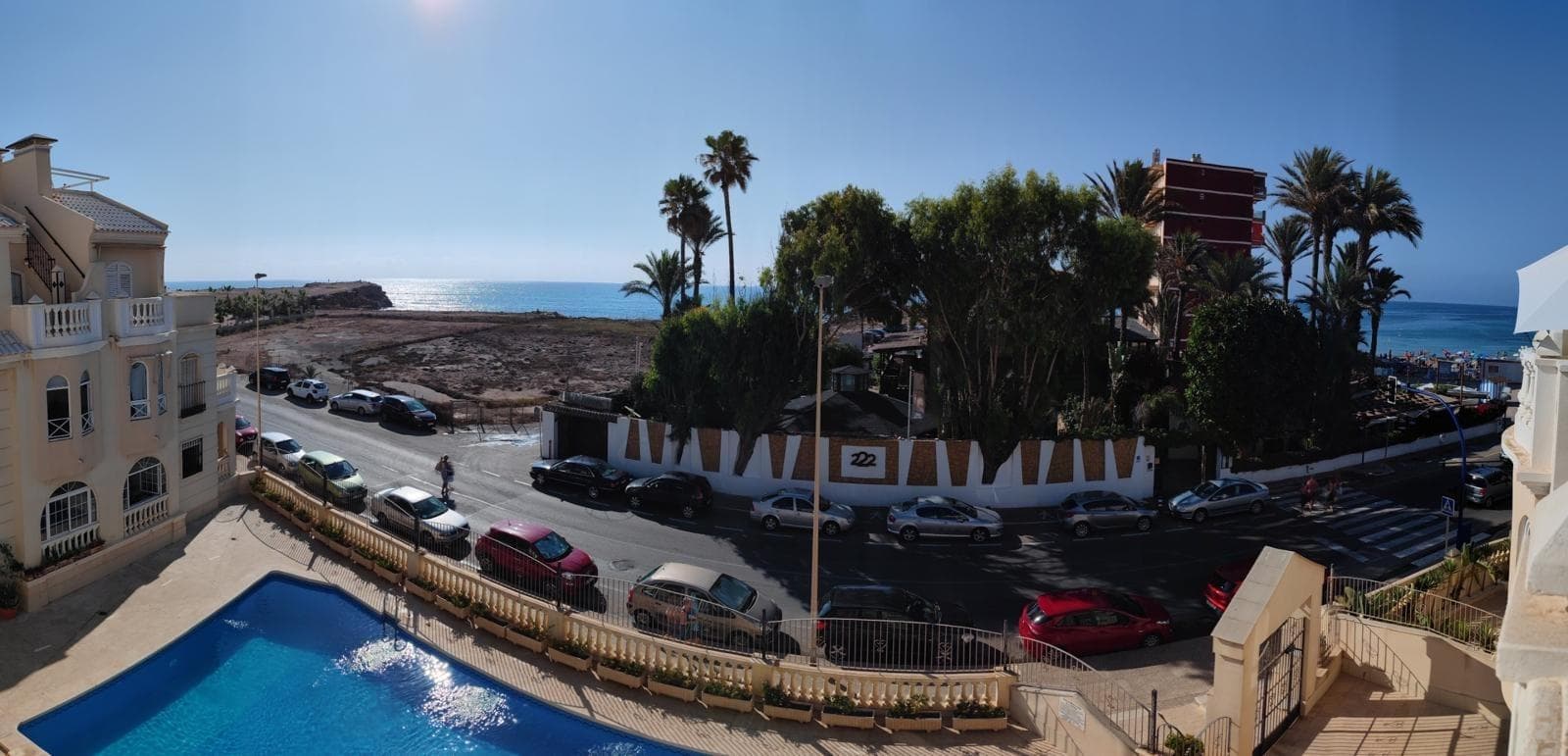 A la venta éste fantástico ático con solárium y vistas al mar en zona Playa de los Locos de Torrevieja, en la urbanización cerrada Duquesa Beach, frente al restaurante 222. Plaza de garaje incluida. El apartamento tiene unos 70 metros cuadrados, distribuidos en un salón-cocina totalmente amueblados con barra americana y chimenea francesa, dormitorio principal con cama de matrimonio armario empotrado y vistas al mar y la piscina, dormitorio doble con dos camas y armario, baño completo con bañera, terraza lavadero, terraza descubierta en salón con vistas al mar y la piscina, y solárium en segunda altura con escalera de acceso en la terraza. El apartamento se vende completamente amueblado y equipado, listo para entrar a vivir. Las calidades son de primer nivel, con suelos de mármol blanco, encimera del mueble de lavabo de mármol blanco, barra americana y encimera de cocina de granito blanco natural, carpintería en madera lacada blanca, preinstalación para hilo musical y alarma, balaustradas de piedra artificial, estructura antisísmica… Mallorquina y barandilla de terraza cambiadas a aluminio lacado para evitar mantenimientos. Recinto interior cerrado con piscina privada y zonas ajardinadas. Acceso directo a sótano aparcamiento desde la vivienda. Sin duda, una gran propiedad a llegado a nuestro mercado. ¿Programamos su visita?
