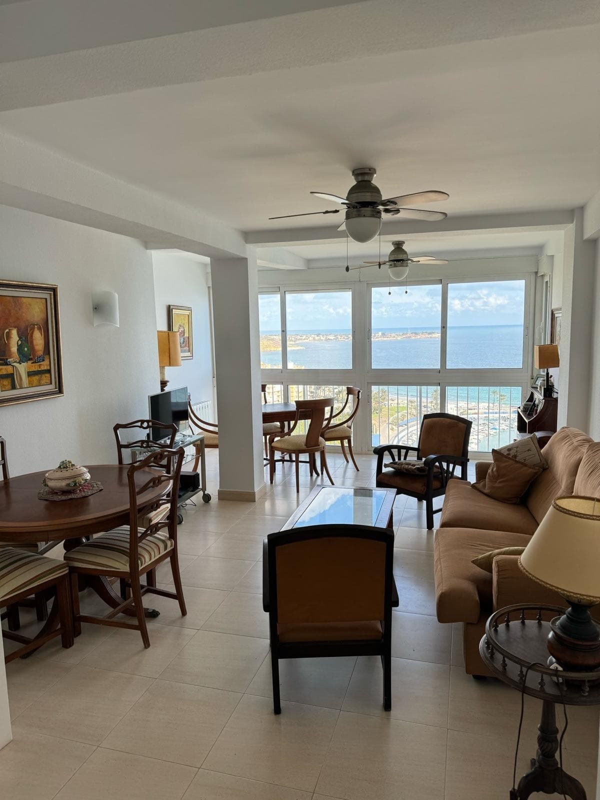 Situado en una de las zonas más demandadas de Campoamor, nos llega este precioso apartamento que nos brinda unas impresionantes vistas al Mar Mediterráneo. La propiedad consta de 3 dormitorios, 2 baños, cocina independiente totalmente equipada y amueblada, y un amplio salón-comedor. En el precio está incluida una plaza de garaje subterráneo y otra en el exterior. La propiedad se presenta en perfecto estado de conservación, lista para entrar a vivir.  ¿Programamos su visita?