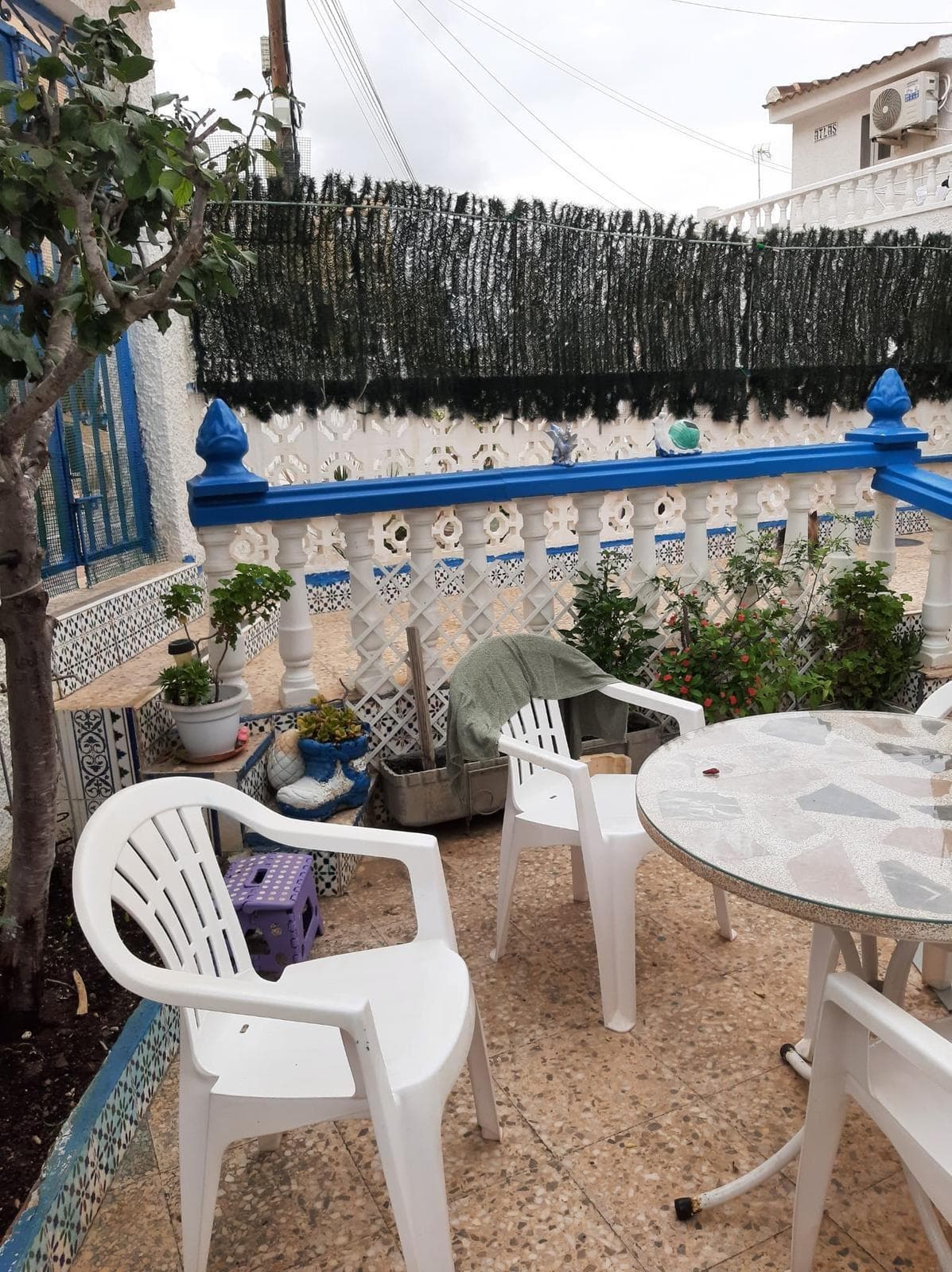 A la venta este bungalow situado en la demandada urbanización de Cabo Cervera, en Torrevieja. La propiedad consta de 2 dormitorios, 1 baño, cocina equipada y amueblada, amplio salón-comedor y una espaciosa terraza donde podrás disfrutar del buen clima de la zona. Cabo Cervera es una zona costera ubicada en Torrevieja, en la provincia de Alicante, dentro de la Comunidad Valenciana. Es un lugar muy apreciado tanto por residentes como por turistas debido a su entorno natural, su proximidad al mar y su tranquilidad. ¿Programamos su visita?